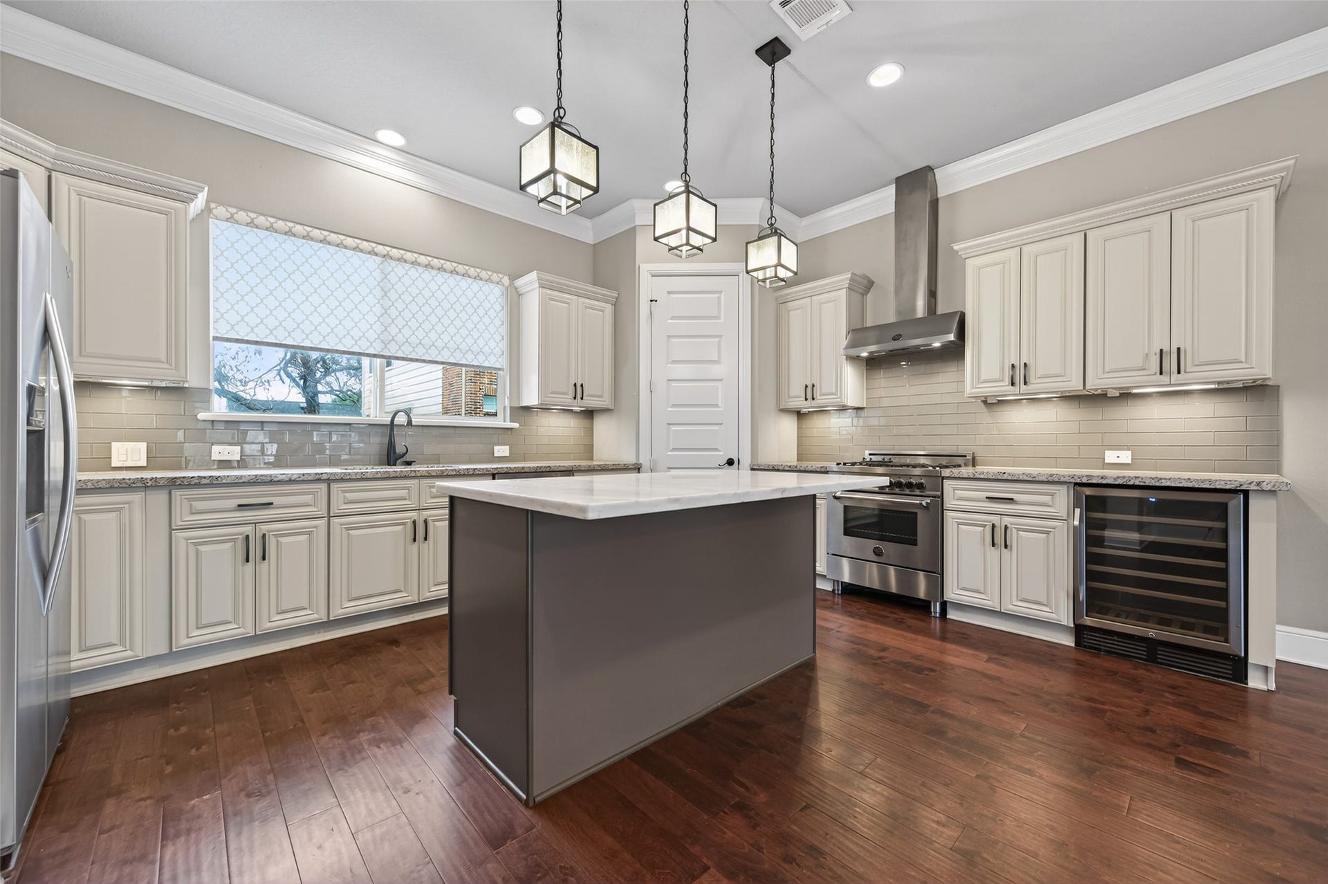 1429 W 21st Street, Houston, TX 77008 What a beautiful kitchen! Elegant, bright and fresh looking.