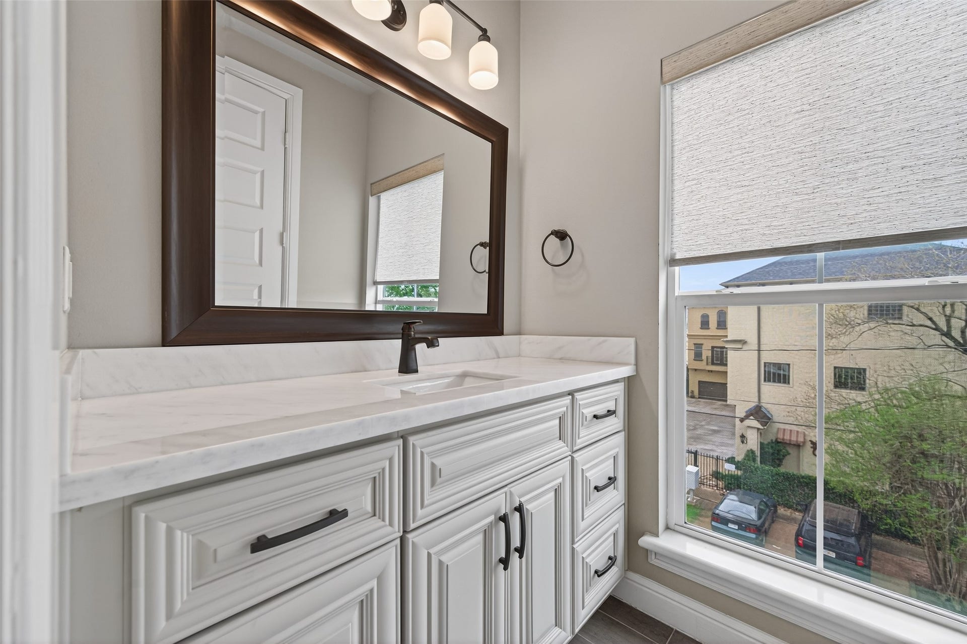 1429 W 21st Street, Houston, TX 77008 Ensuite bathroom for the second bedroom.