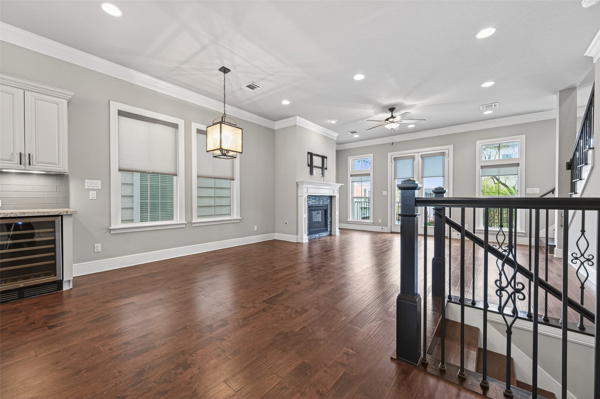 1429 W 21st Street, Houston, TX 77008 Another great view of this lovely home. Every window is fitted with adjustable roller shades for a clean soft look. Now let's head upstairs...