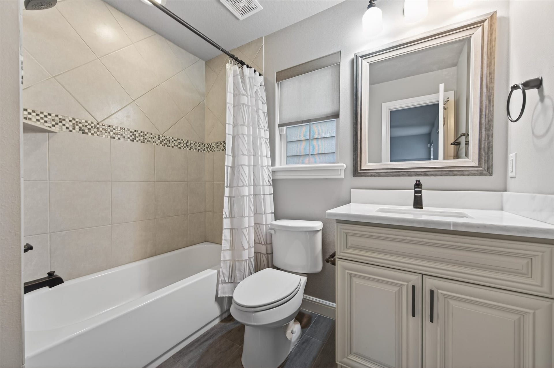 1429 W 21st Street, Houston, TX 77008 The bathroom finishes are just as nice here as the primary bath.