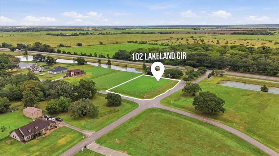Property photo for 102 Lakeland Circle, Rosharon, TX