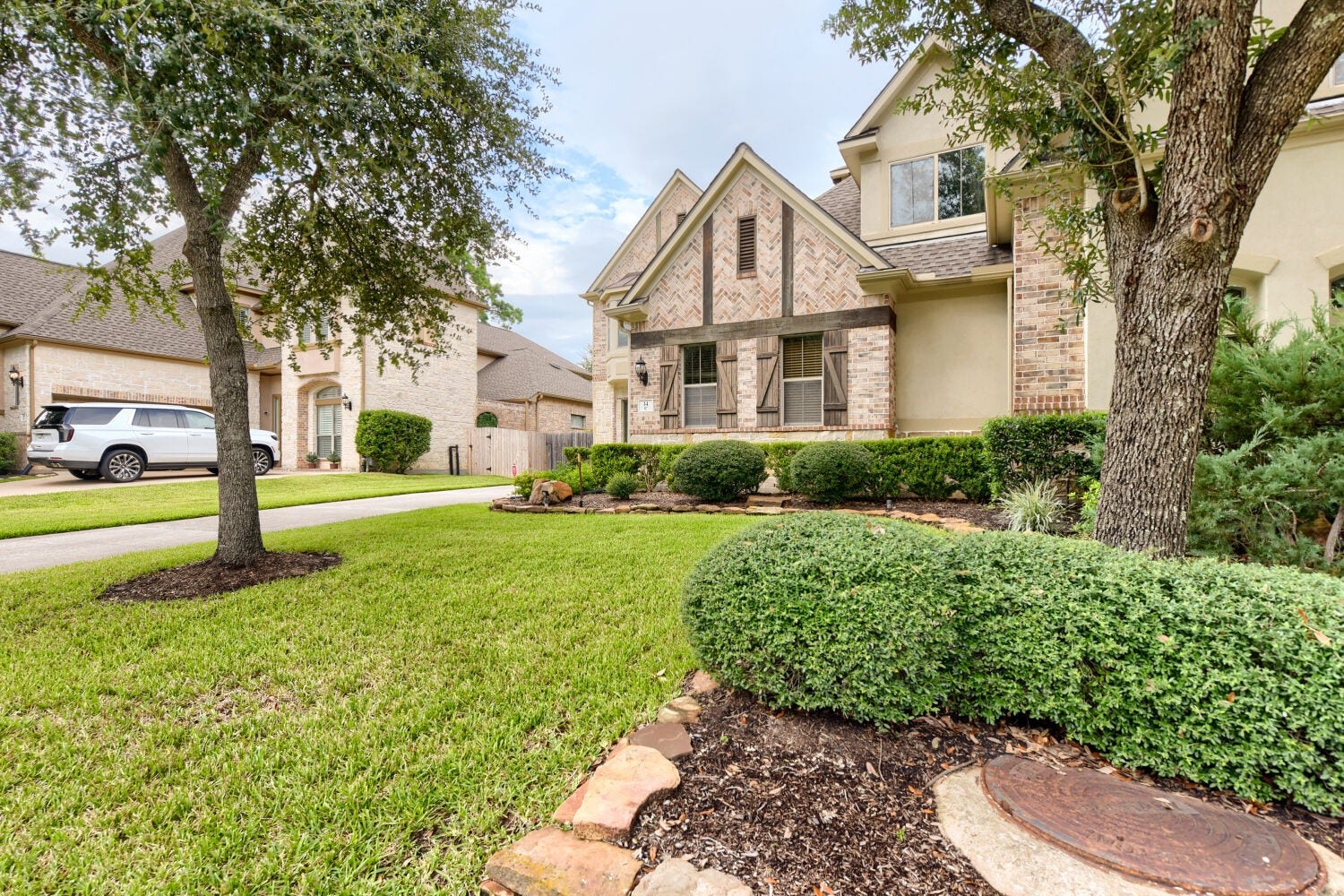 14 Knights Crossing Drive, The Woodlands, TX 77382 Front yard