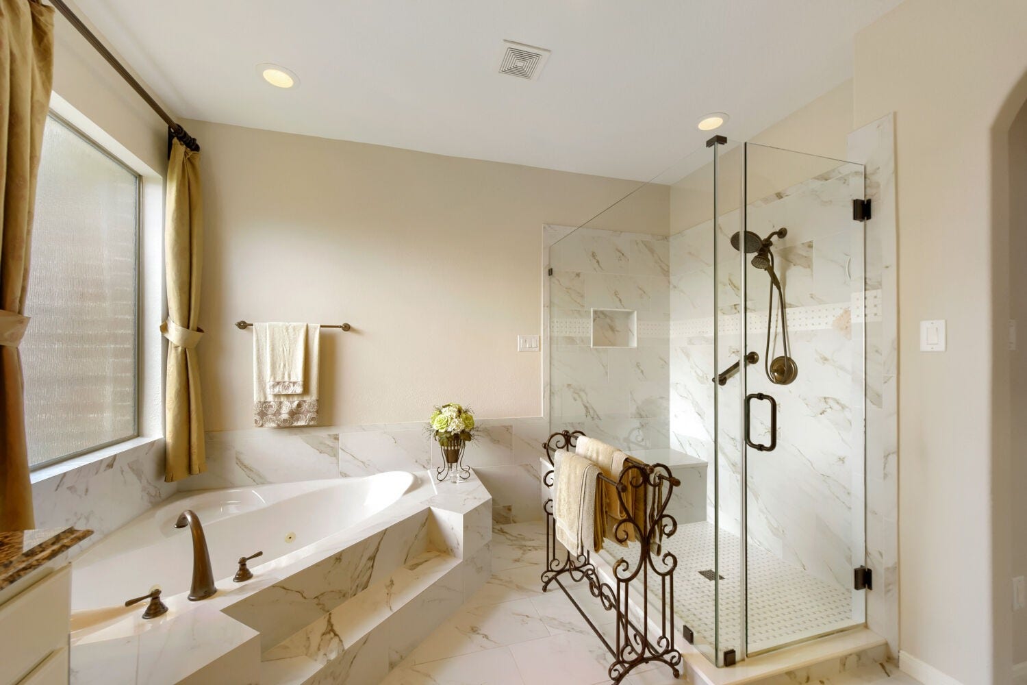 14 Knights Crossing Drive, The Woodlands, TX 77382 Primary bathroom