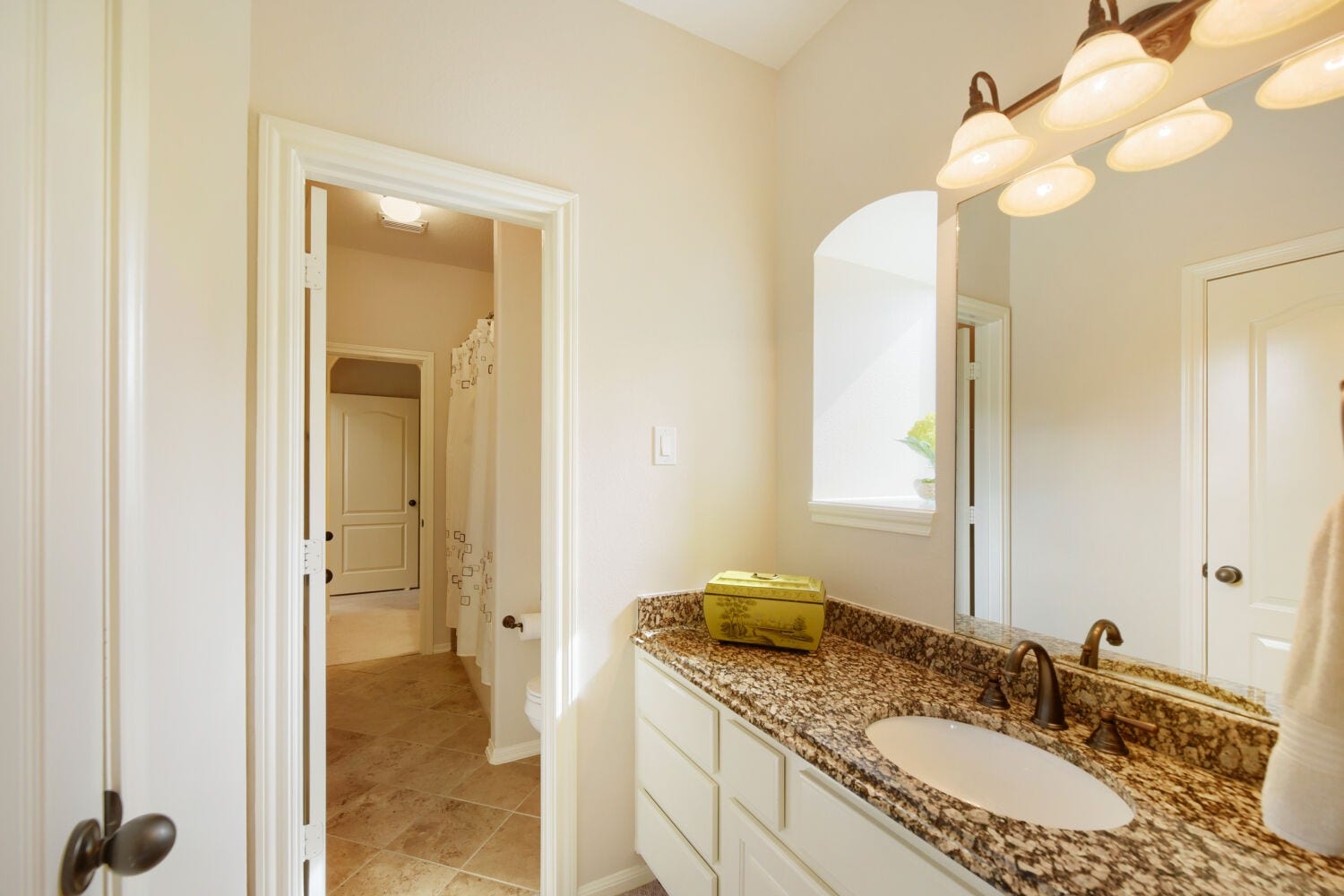 14 Knights Crossing Drive, The Woodlands, TX 77382 jack and Jill bathroom. Each bedroom has it's own vanity
