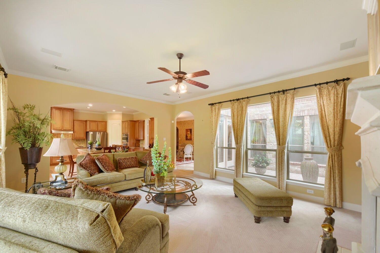 14 Knights Crossing Drive, The Woodlands, TX 77382 Living room, view of the Courtyard