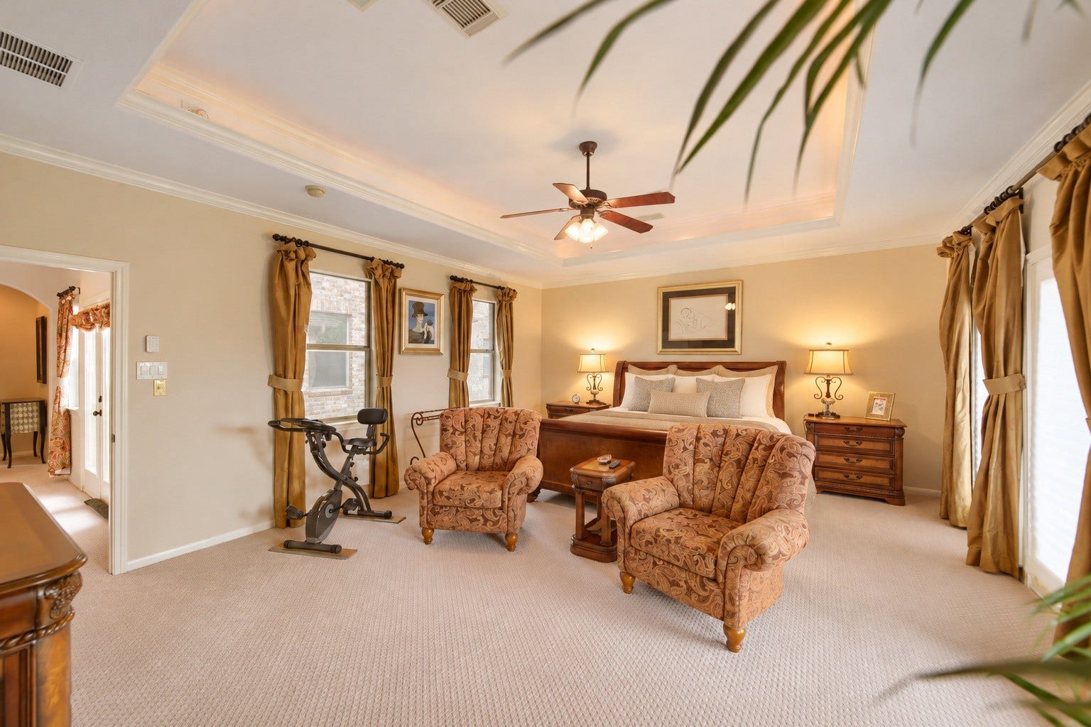 14 Knights Crossing Drive, The Woodlands, TX 77382 Oversized primary suite