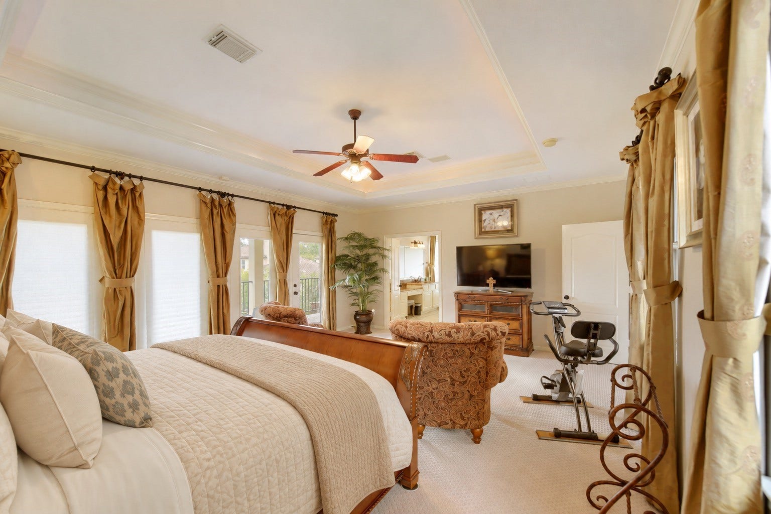 14 Knights Crossing Drive, The Woodlands, TX 77382 Primary suite