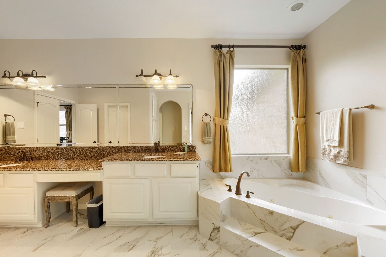 14 Knights Crossing Drive, The Woodlands, TX 77382 Another view of the primary bathroom, Jets tub