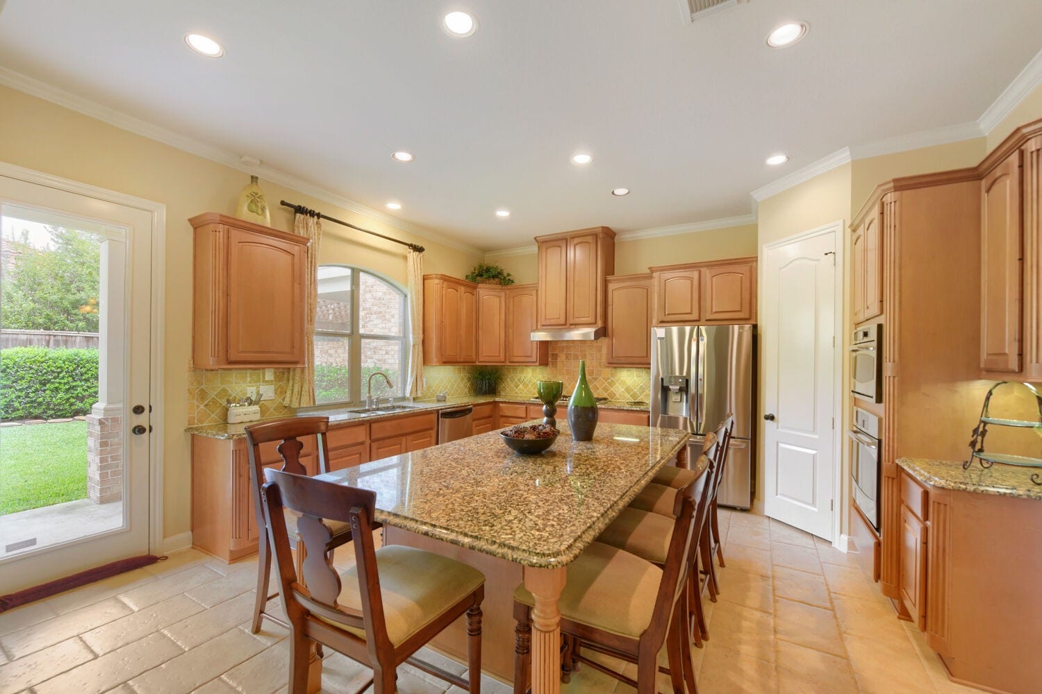 14 Knights Crossing Drive, The Woodlands, TX 77382 Kitchen Island