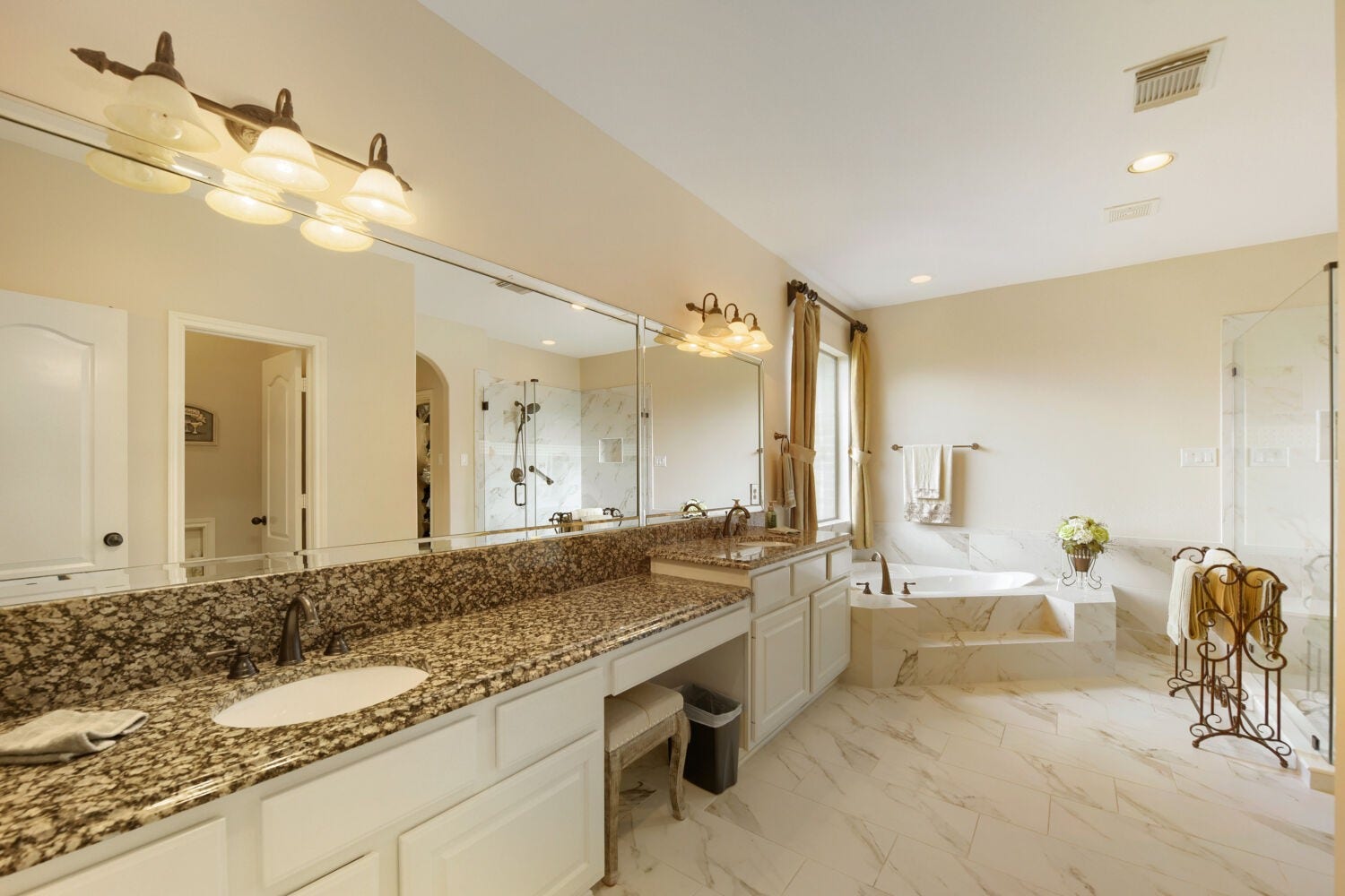 14 Knights Crossing Drive, The Woodlands, TX 77382 Renovated Primary bathrrom