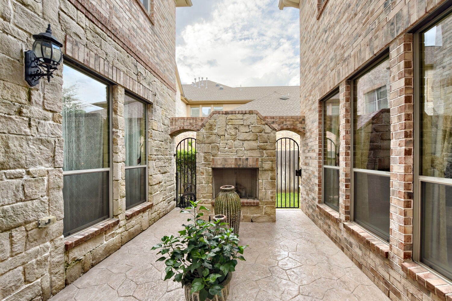 14 Knights Crossing Drive, The Woodlands, TX 77382 Courtyard on the first floor