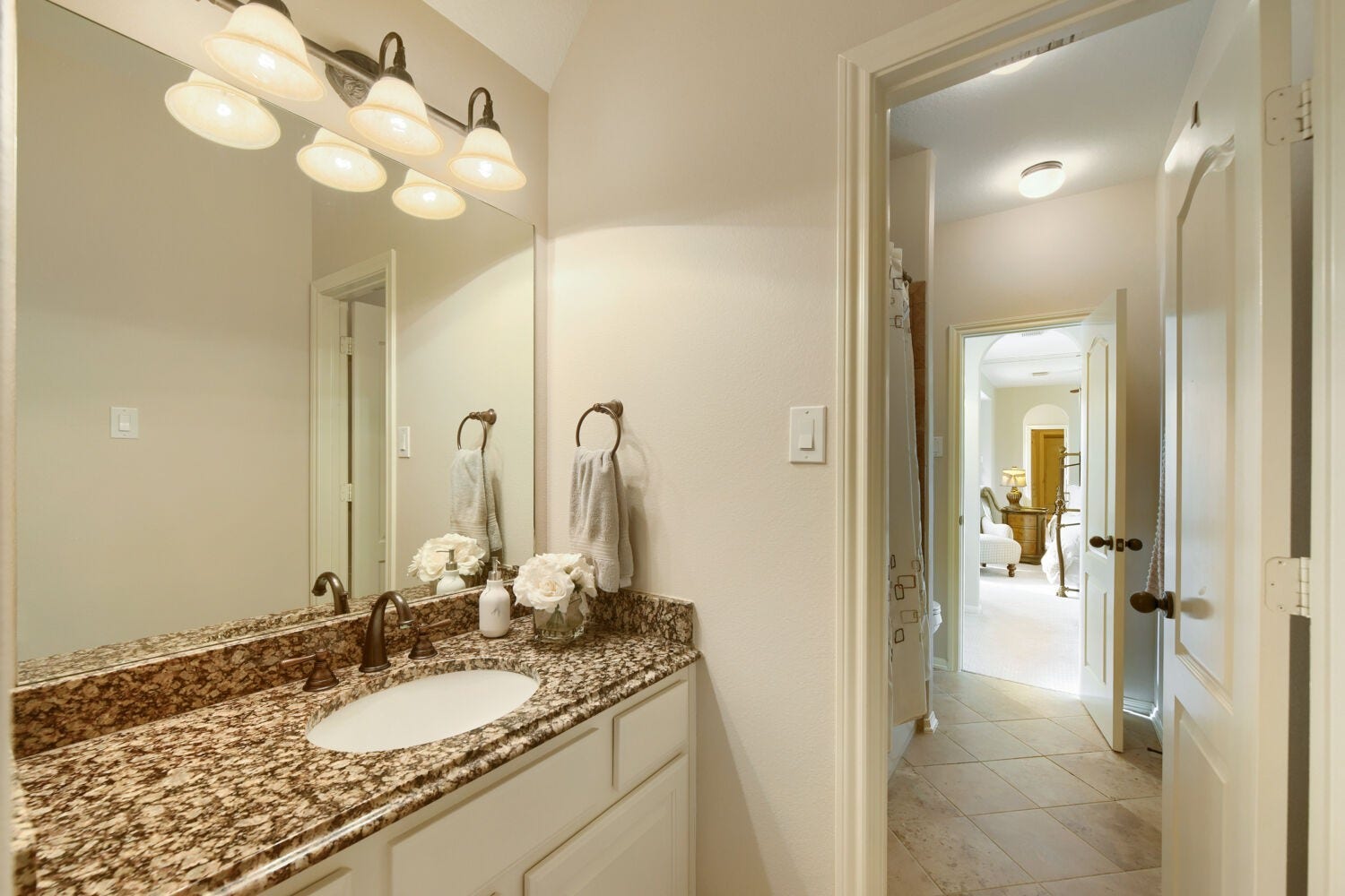 14 Knights Crossing Drive, The Woodlands, TX 77382 Secondary Bathroom