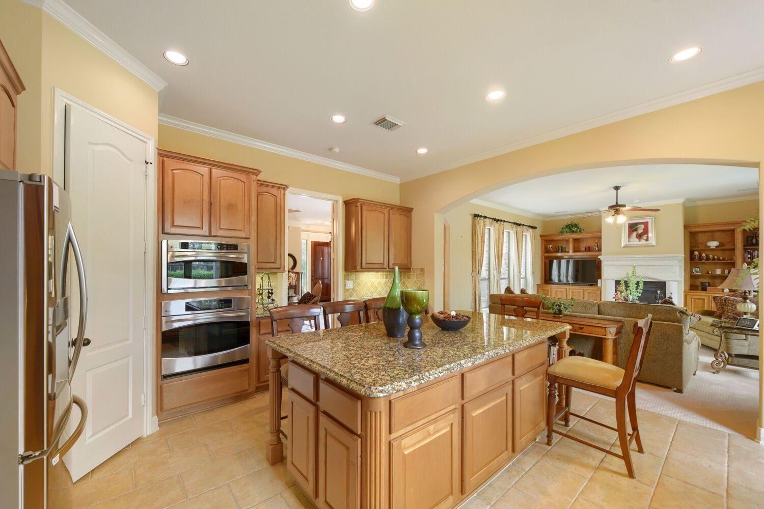 14 Knights Crossing Drive, The Woodlands, TX 77382 Kitchen with island