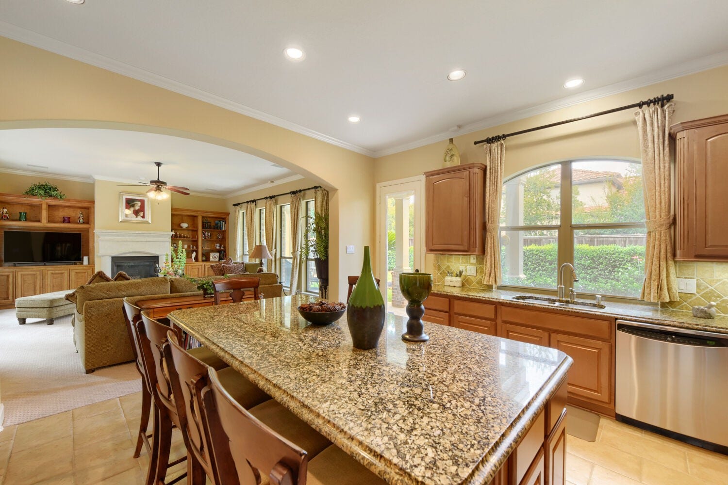 14 Knights Crossing Drive, The Woodlands, TX 77382 Island, breakfast area