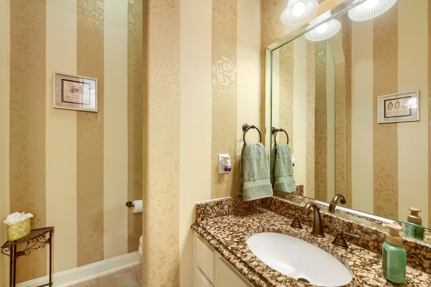 14 Knights Crossing Drive, The Woodlands, TX 77382 Powder Room