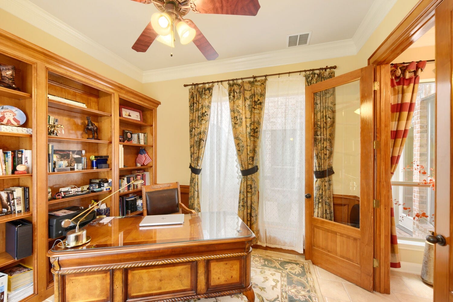 14 Knights Crossing Drive, The Woodlands, TX 77382 Home office with built in bookcase