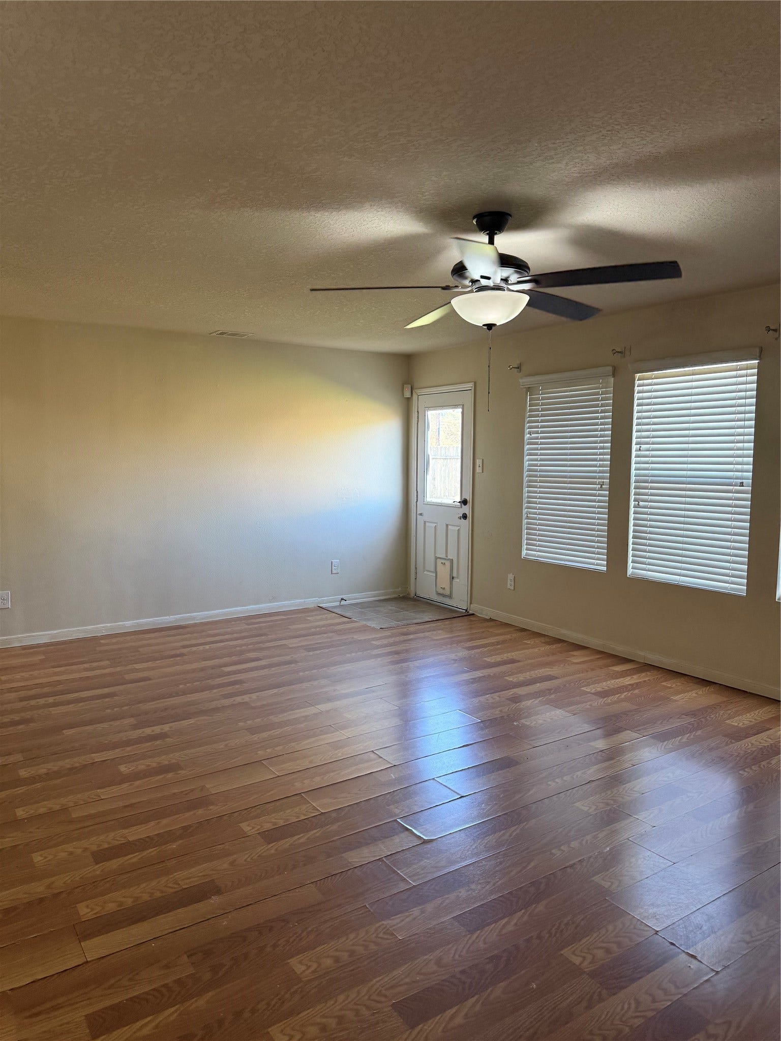 1330 Reedpoint Drive, Houston, TX 77090 Living Room