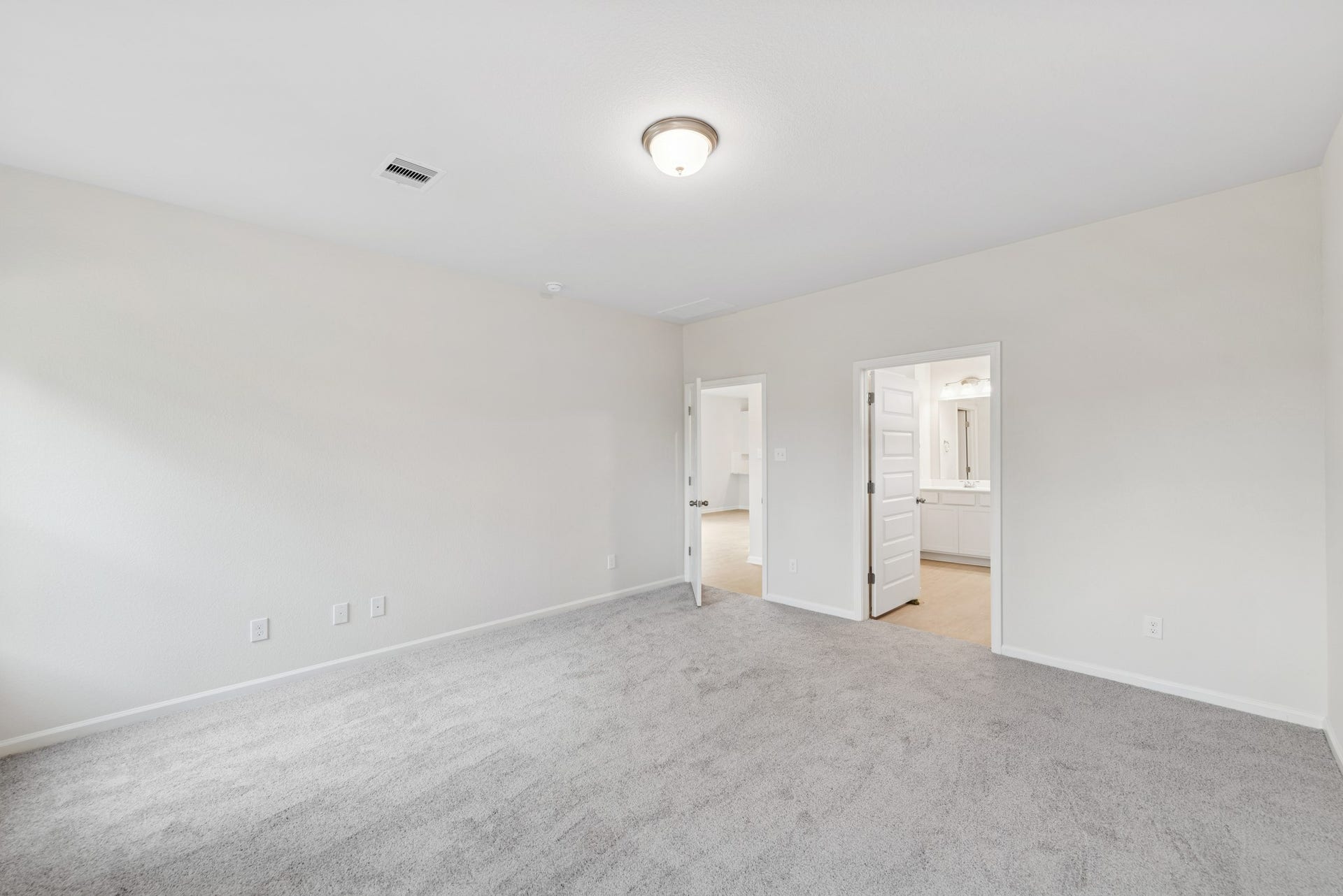 19111 Malatya Court, Montgomery, TX 77316 The Cardinal II- Primary Suite. Photos of home shown are for illustration only; actual features, colors, and upgrades may vary.