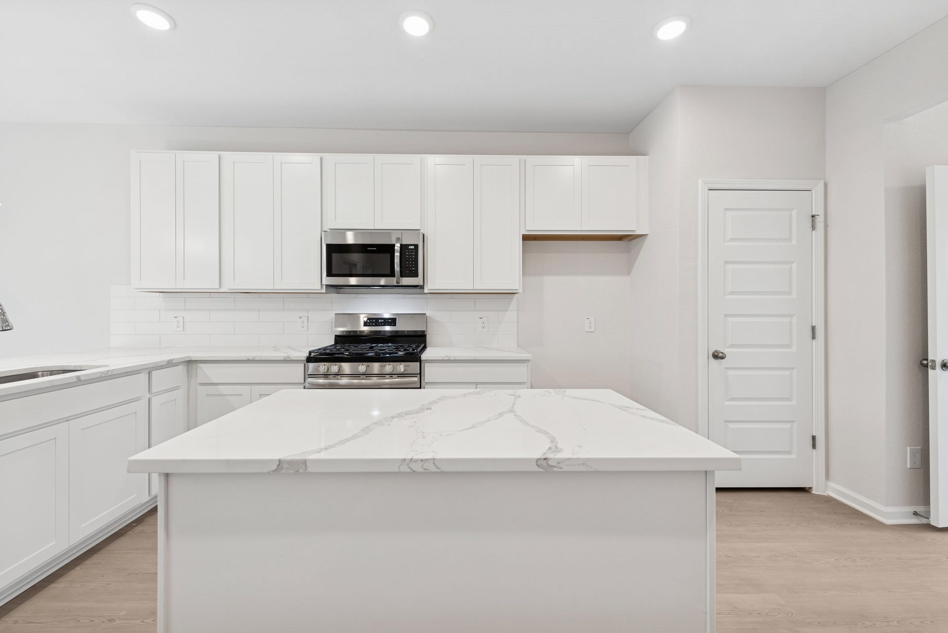 19111 Malatya Court, Montgomery, TX 77316 The Cardinal II- Kitchen. Photos of home shown are for illustration only; actual features, colors, and upgrades may vary.