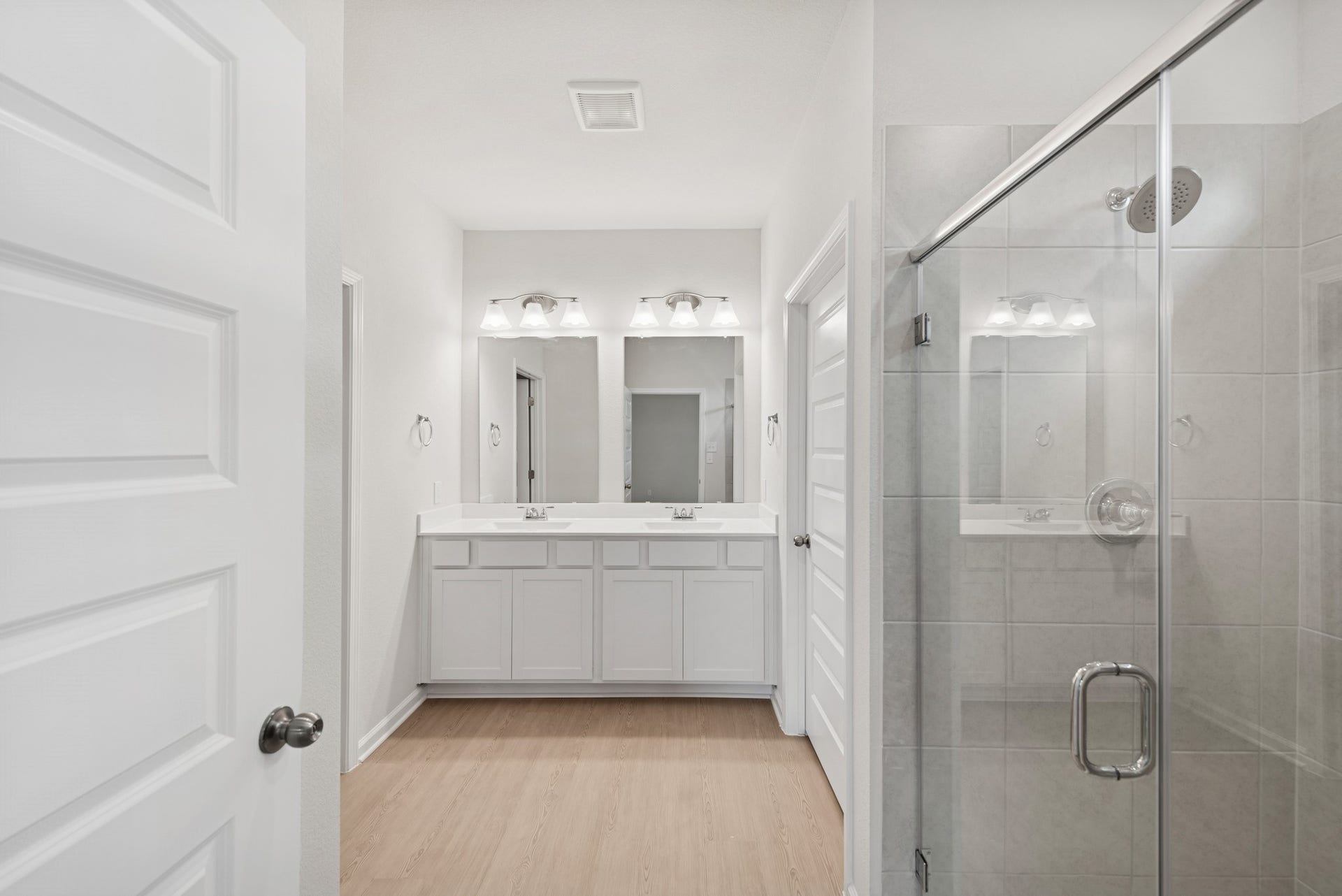 19111 Malatya Court, Montgomery, TX 77316 The Cardinal II- Primary Bathroom with Walk-In Shower. Photos of home shown are for illustration only; actual features, colors, and upgrades may vary.