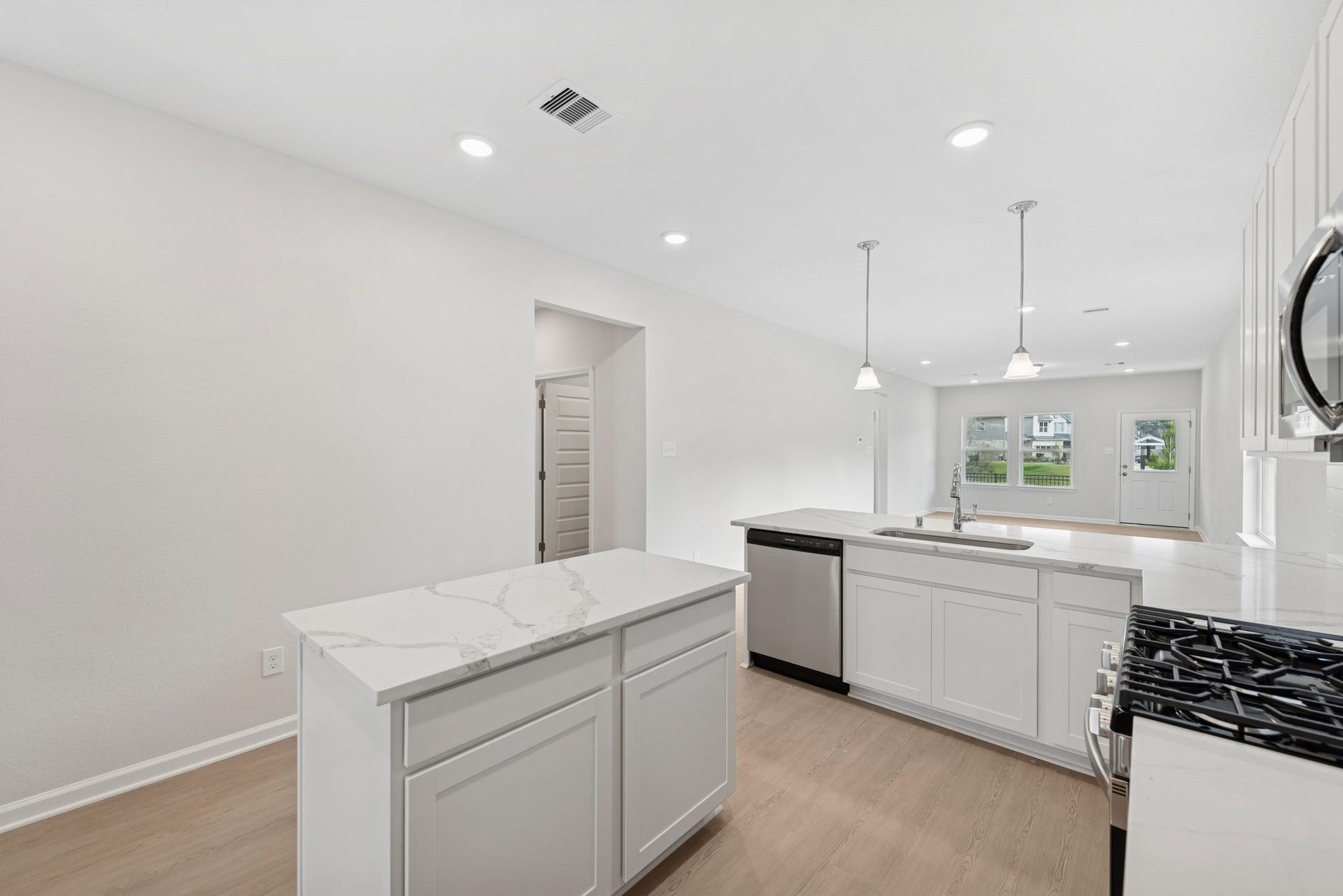 19111 Malatya Court, Montgomery, TX 77316 The Cardinal II- Kitchen. Photos of home shown are for illustration only; actual features, colors, and upgrades may vary.