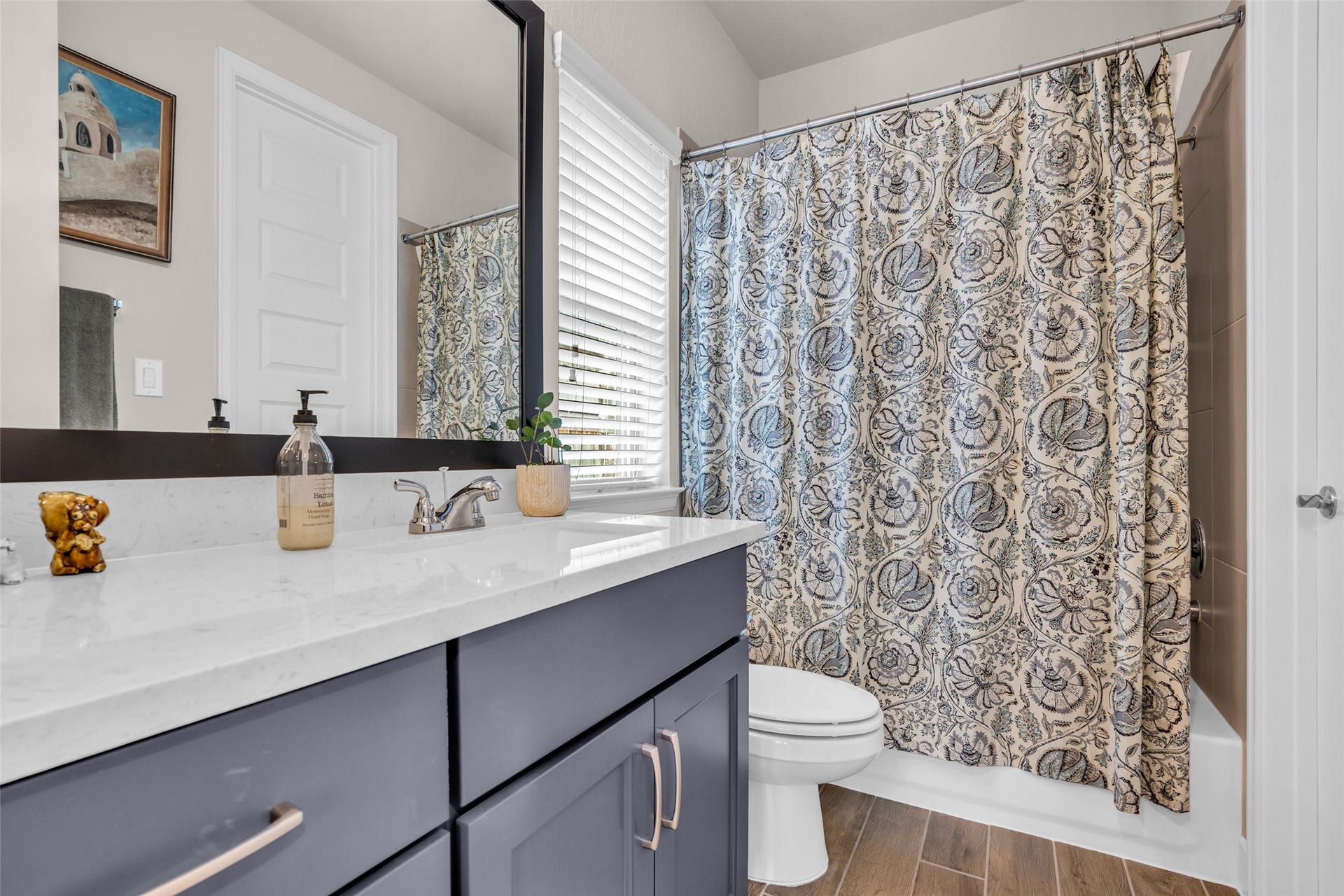14858 Whistling Duck Lane, Magnolia, TX 77354 En-suite bathroom in the front bedroom.