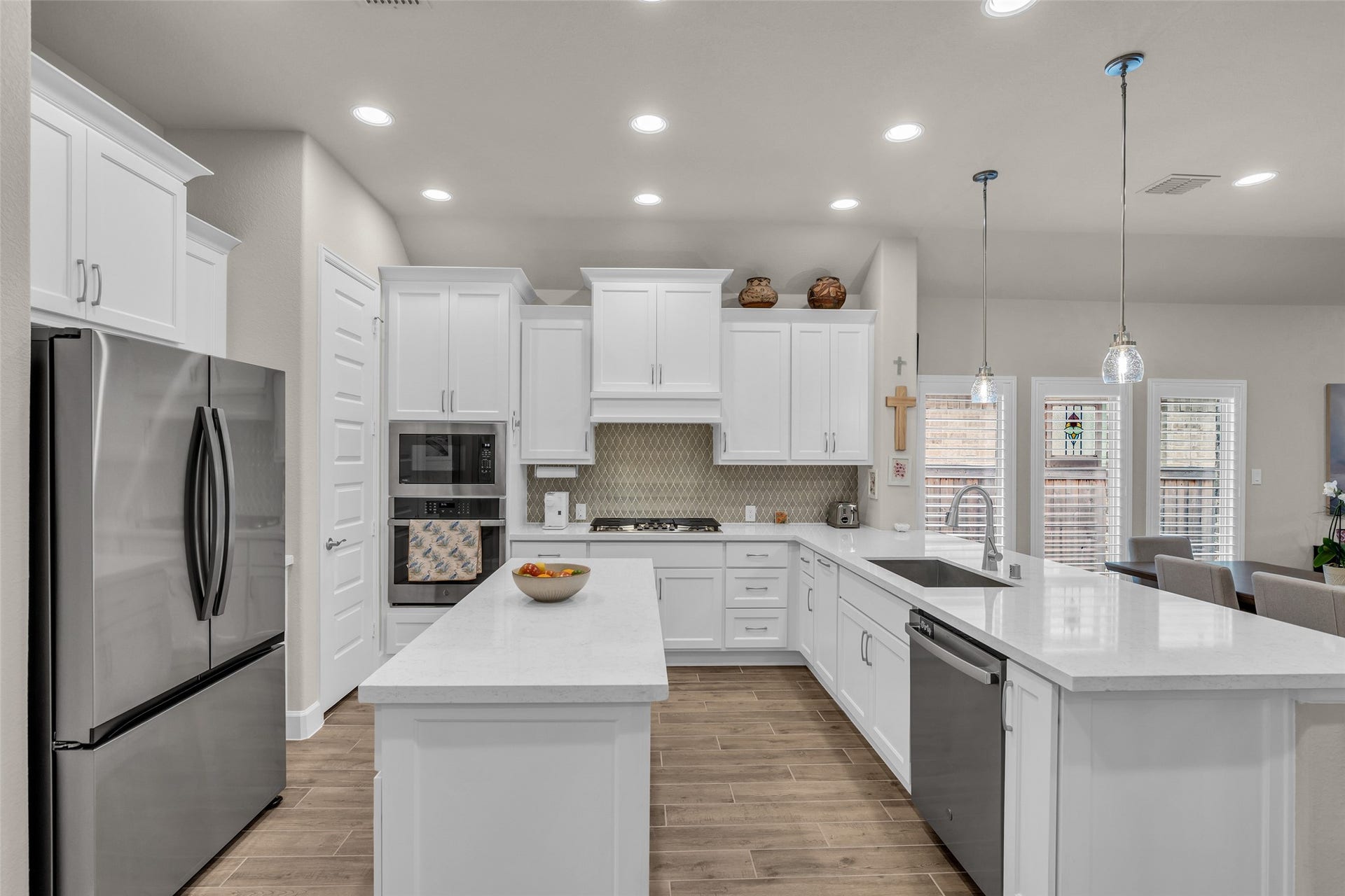 14858 Whistling Duck Lane, Magnolia, TX 77354 Endless quartz countertops, ample lighting, and stainless appliances highlight this chef's kitchen. A breakfast bar allows for extra seating.