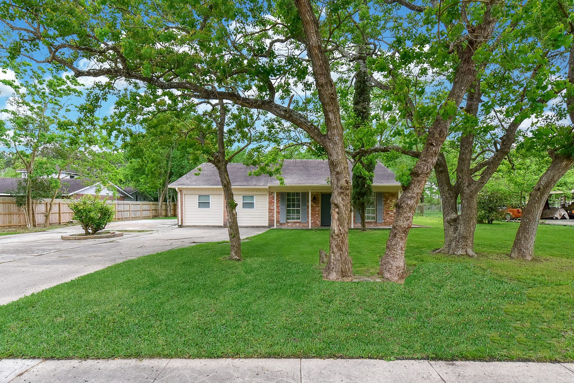 18610 Anne Drive, Webster, TX 77058 18610 Anne Drive, Webster, TX 77058