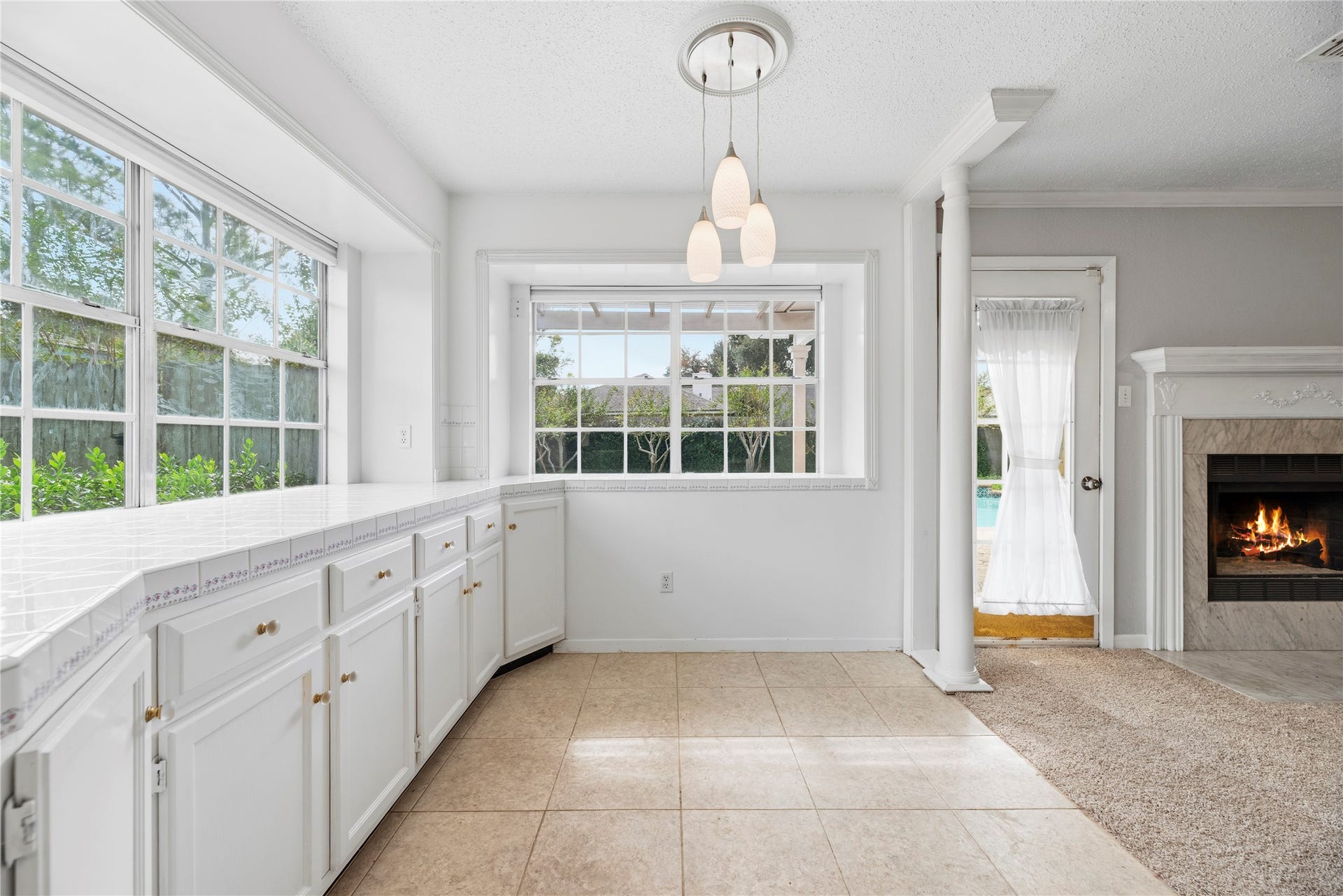 3906 Green Fields Drive, Sugar Land, TX 77479 Spacious breakfast room with additional cabinetry and countertop space.