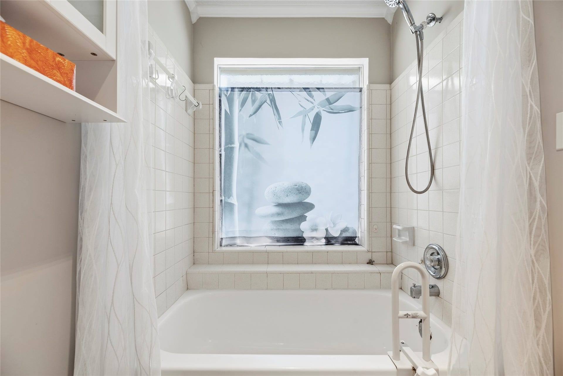 3906 Green Fields Drive, Sugar Land, TX 77479 Primary en-suite.