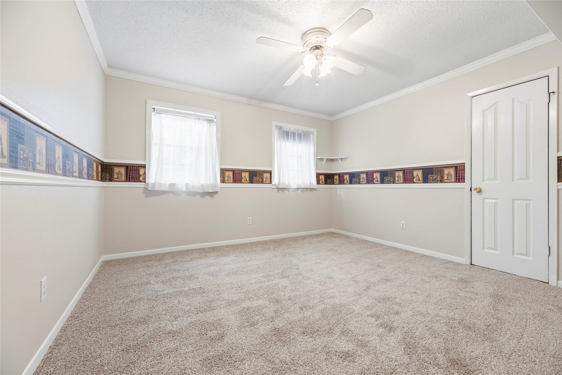 3906 Green Fields Drive, Sugar Land, TX 77479 Spacious bedroom located upstairs complete with a ceiling fan and plush carpet.