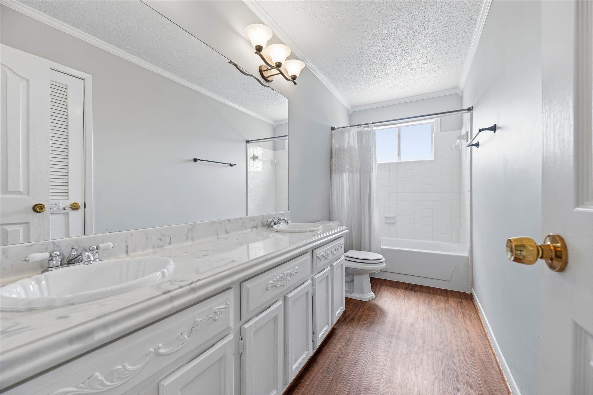 3906 Green Fields Drive, Sugar Land, TX 77479 Spacious secondary bathroom located upstairs with dual sinks and a shower/tub combo.