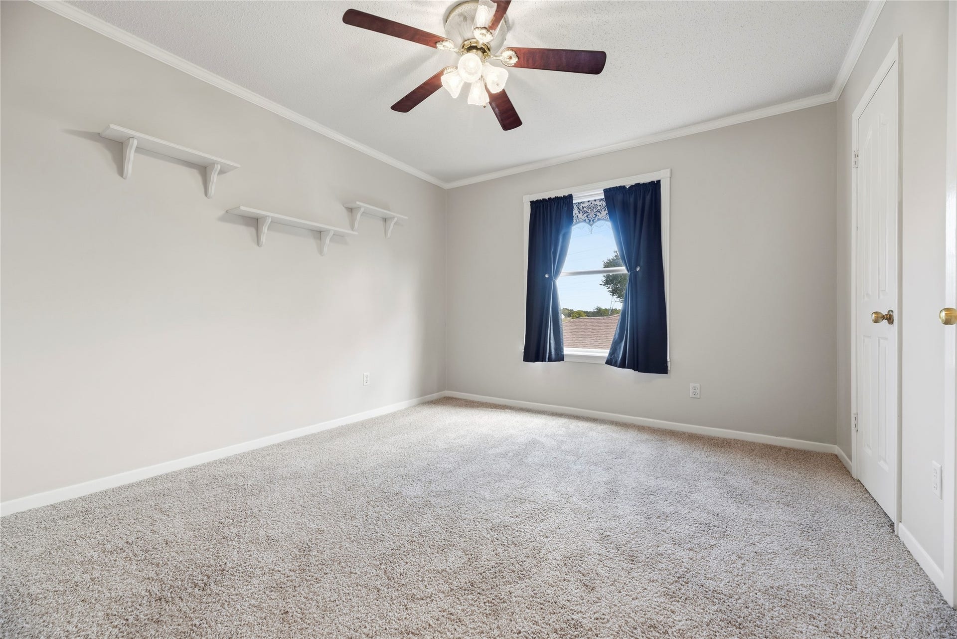 3906 Green Fields Drive, Sugar Land, TX 77479 Spacious bedroom located upstairs complete with a ceiling fan and plush carpet.