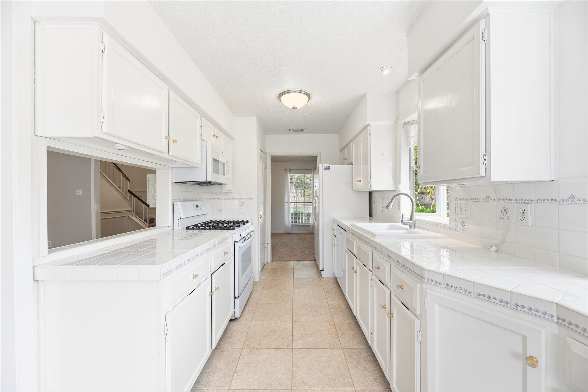 3906 Green Fields Drive, Sugar Land, TX 77479 Light and bright kitchen with an abundance of countertop and cabinet space, updated appliances including a gas range.
