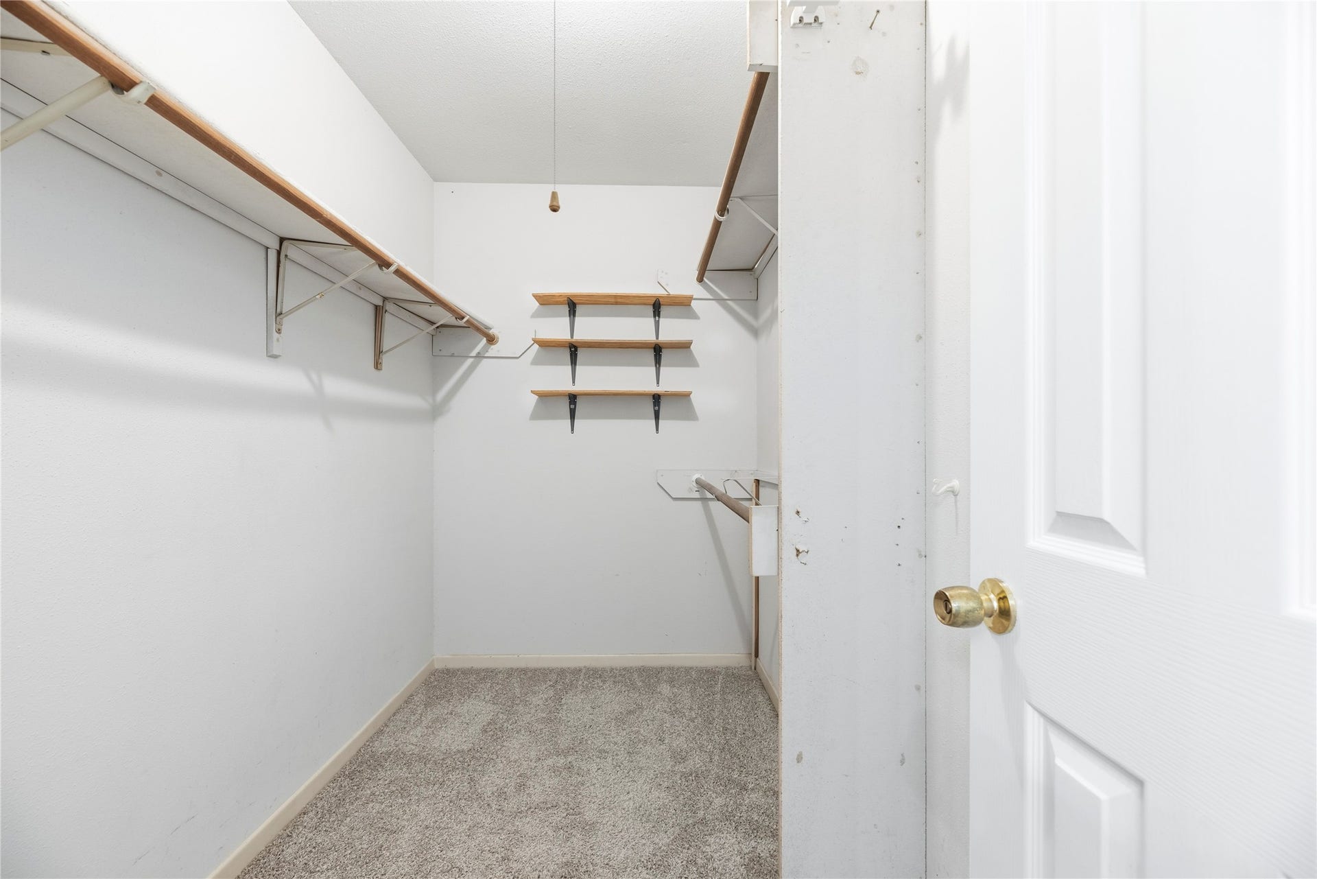 3906 Green Fields Drive, Sugar Land, TX 77479 Large walk-in closet.