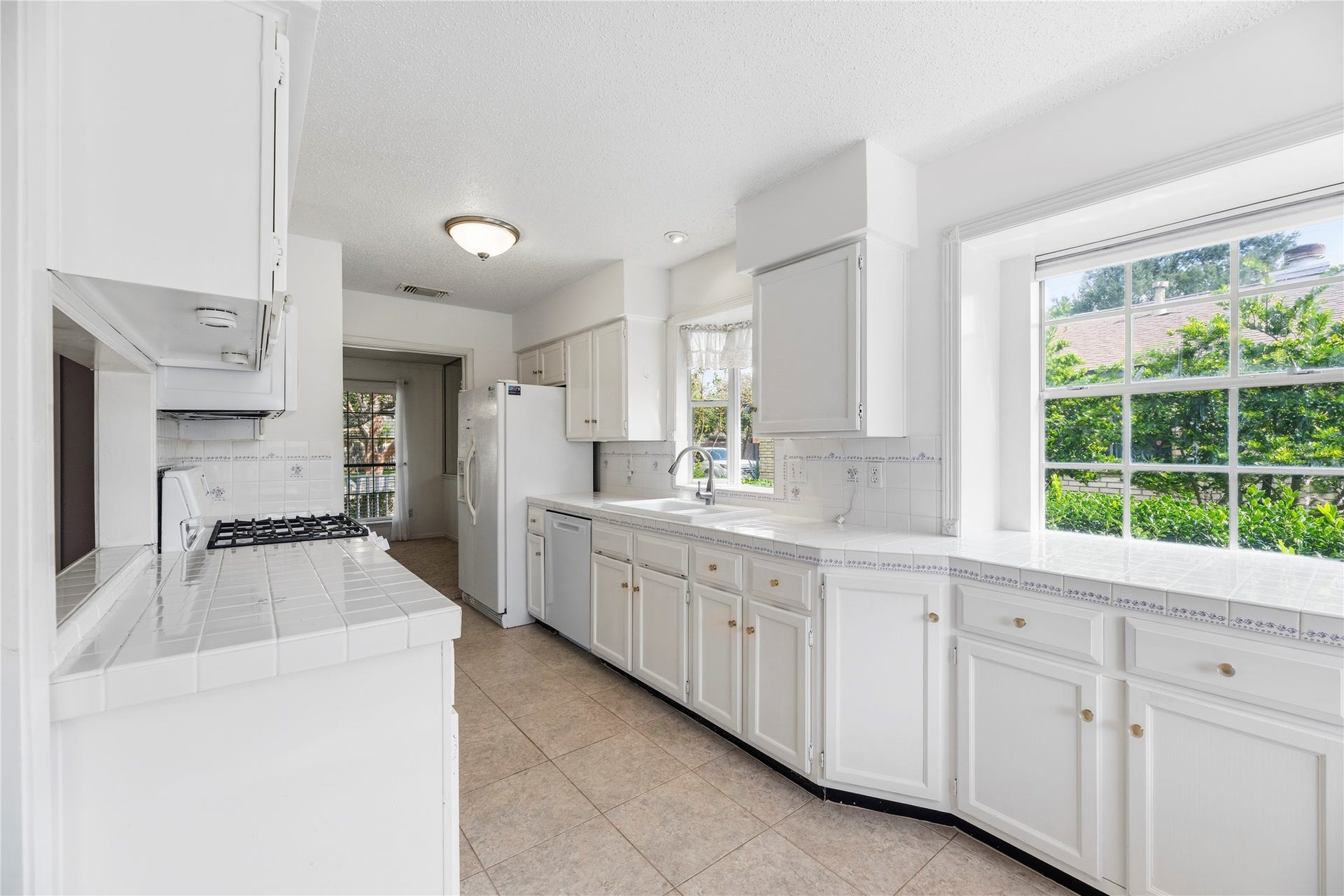 3906 Green Fields Drive, Sugar Land, TX 77479 Light and bright kitchen with an abundance of countertop and cabinet space, updated appliances including a gas range.