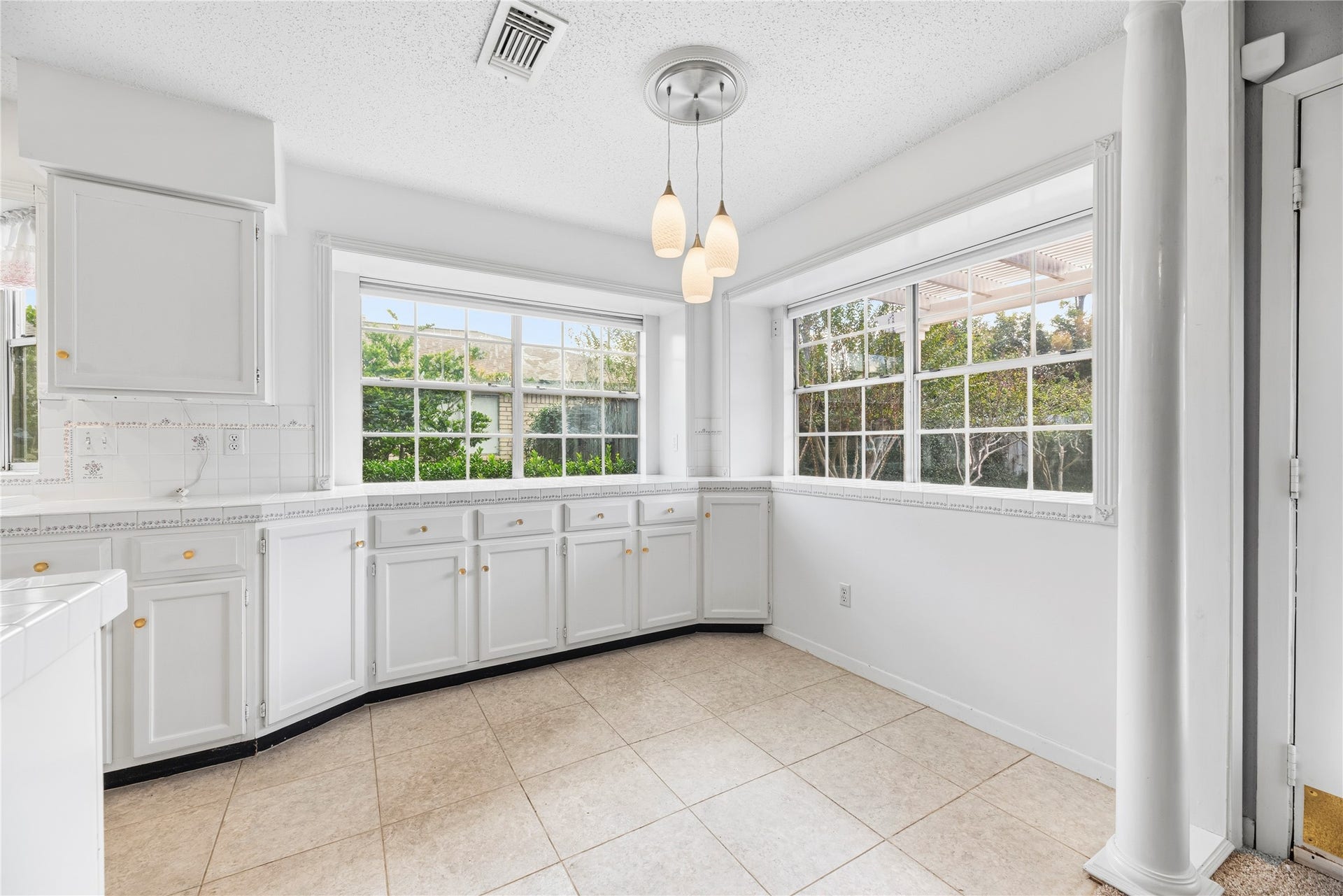 3906 Green Fields Drive, Sugar Land, TX 77479 Spacious breakfast room with additional cabinetry and countertop space.