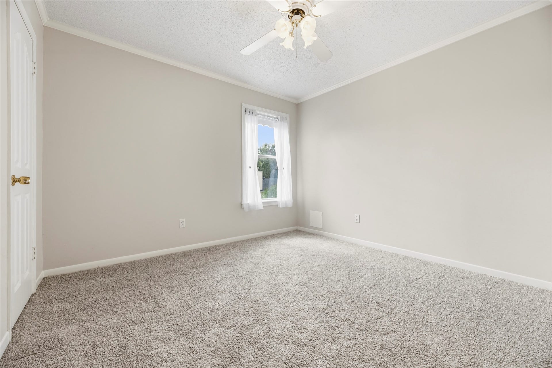 3906 Green Fields Drive, Sugar Land, TX 77479 Spacious bedroom located upstairs complete with a ceiling fan and plush carpet.