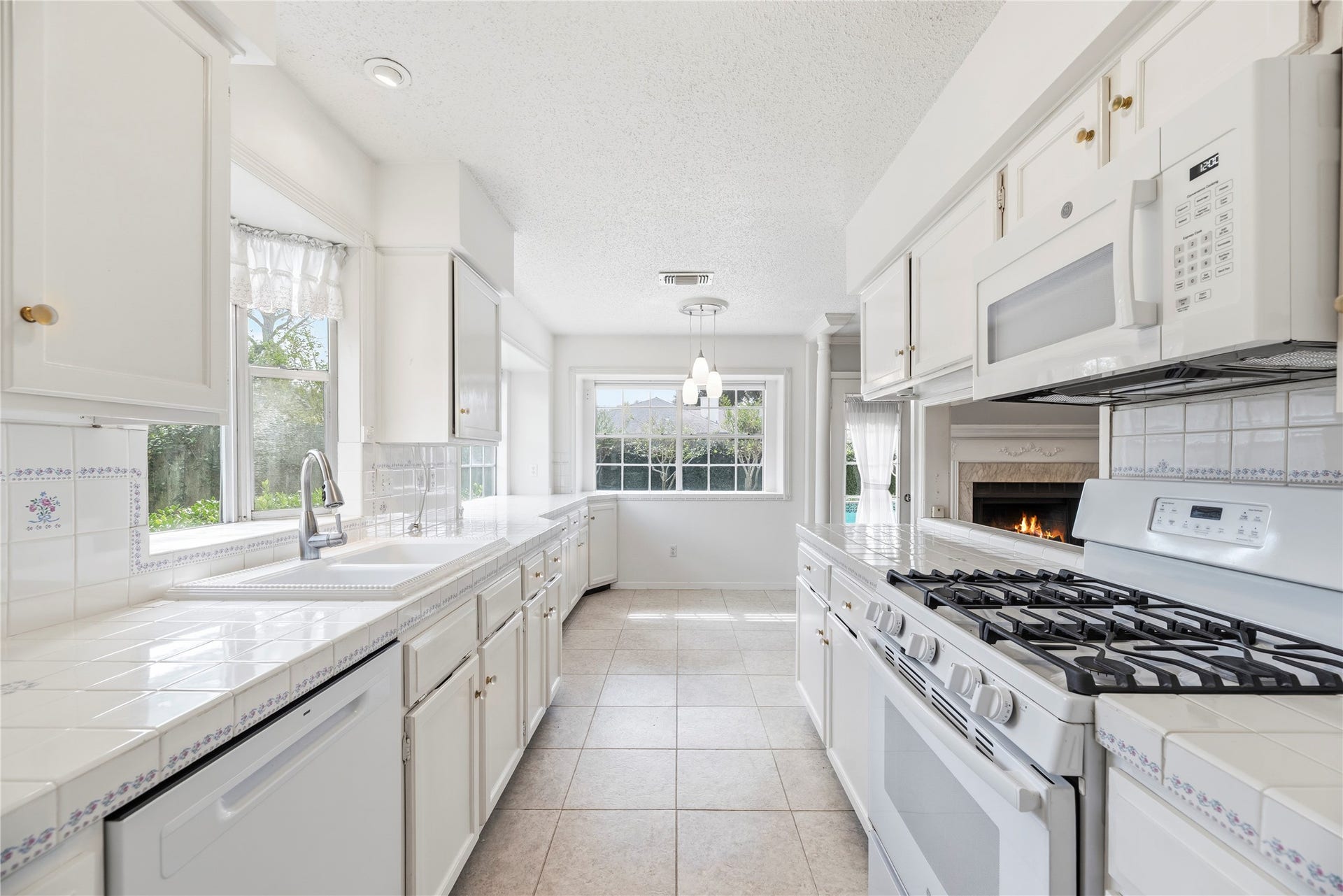 3906 Green Fields Drive, Sugar Land, TX 77479 Light and bright kitchen with an abundance of countertop and cabinet space, updated appliances including a gas range.