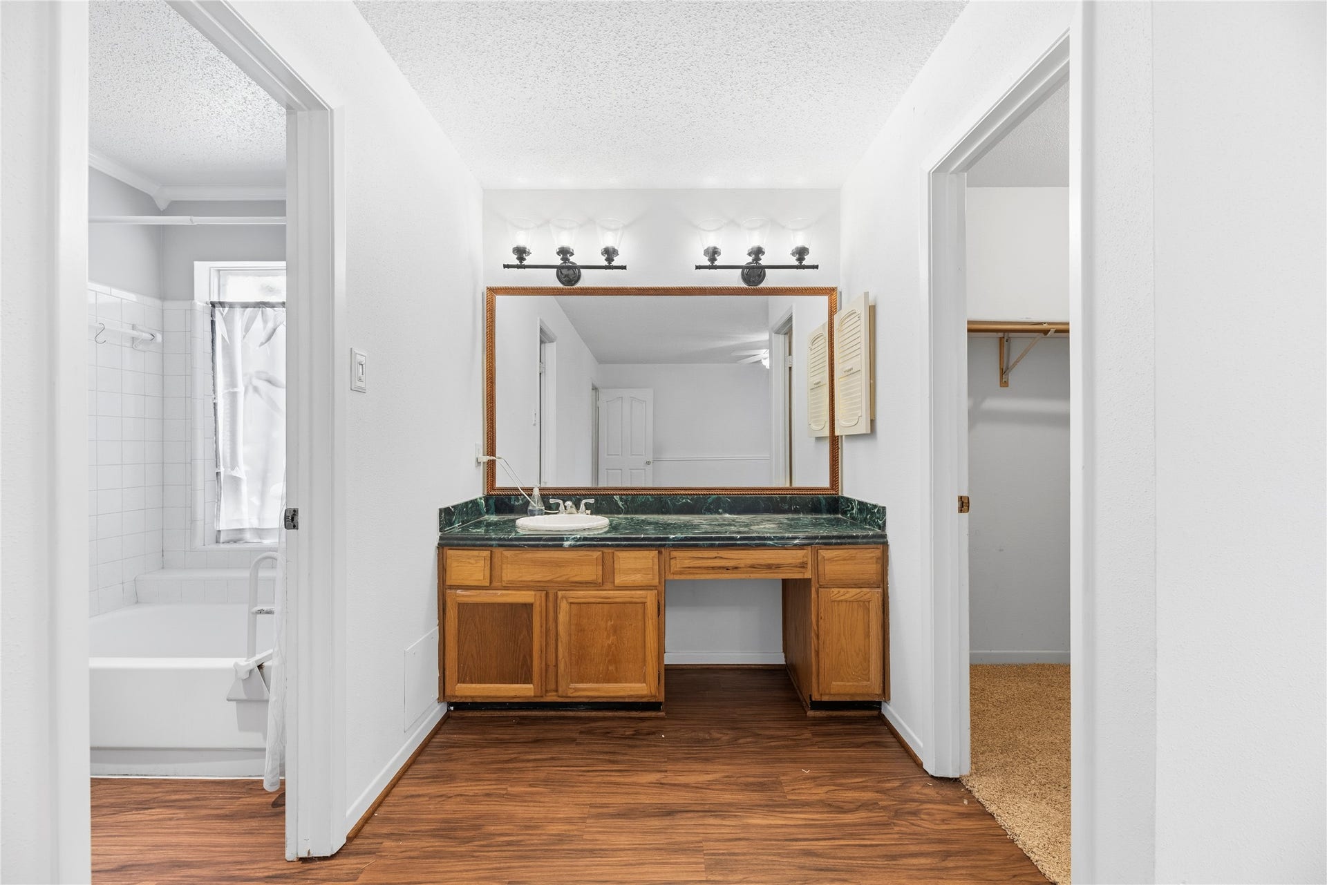 3906 Green Fields Drive, Sugar Land, TX 77479 Primary en-suite.