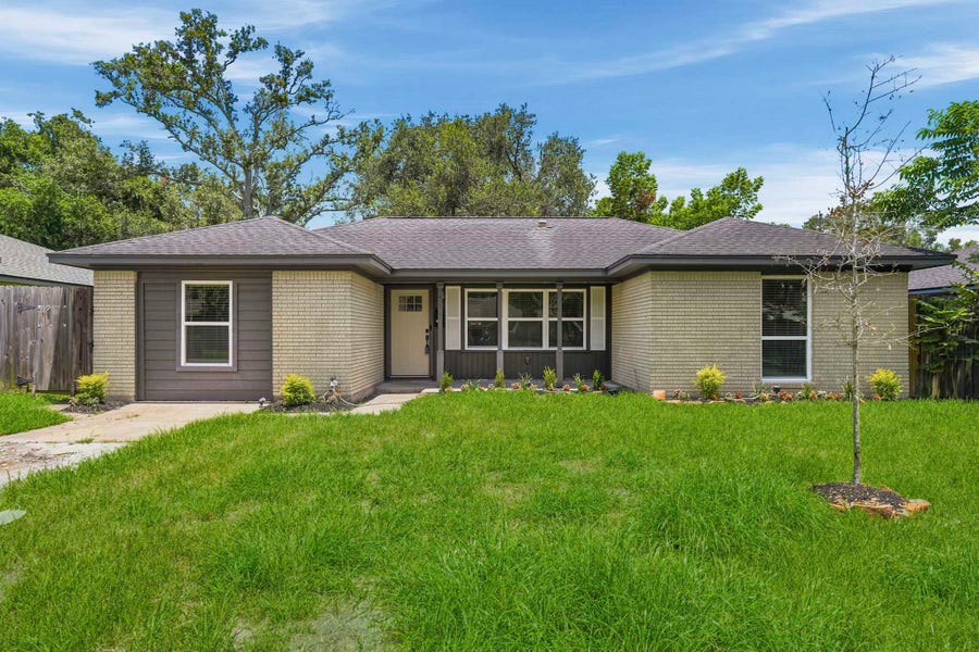 Property photo for 913 Meadowlane Street, Angleton, TX