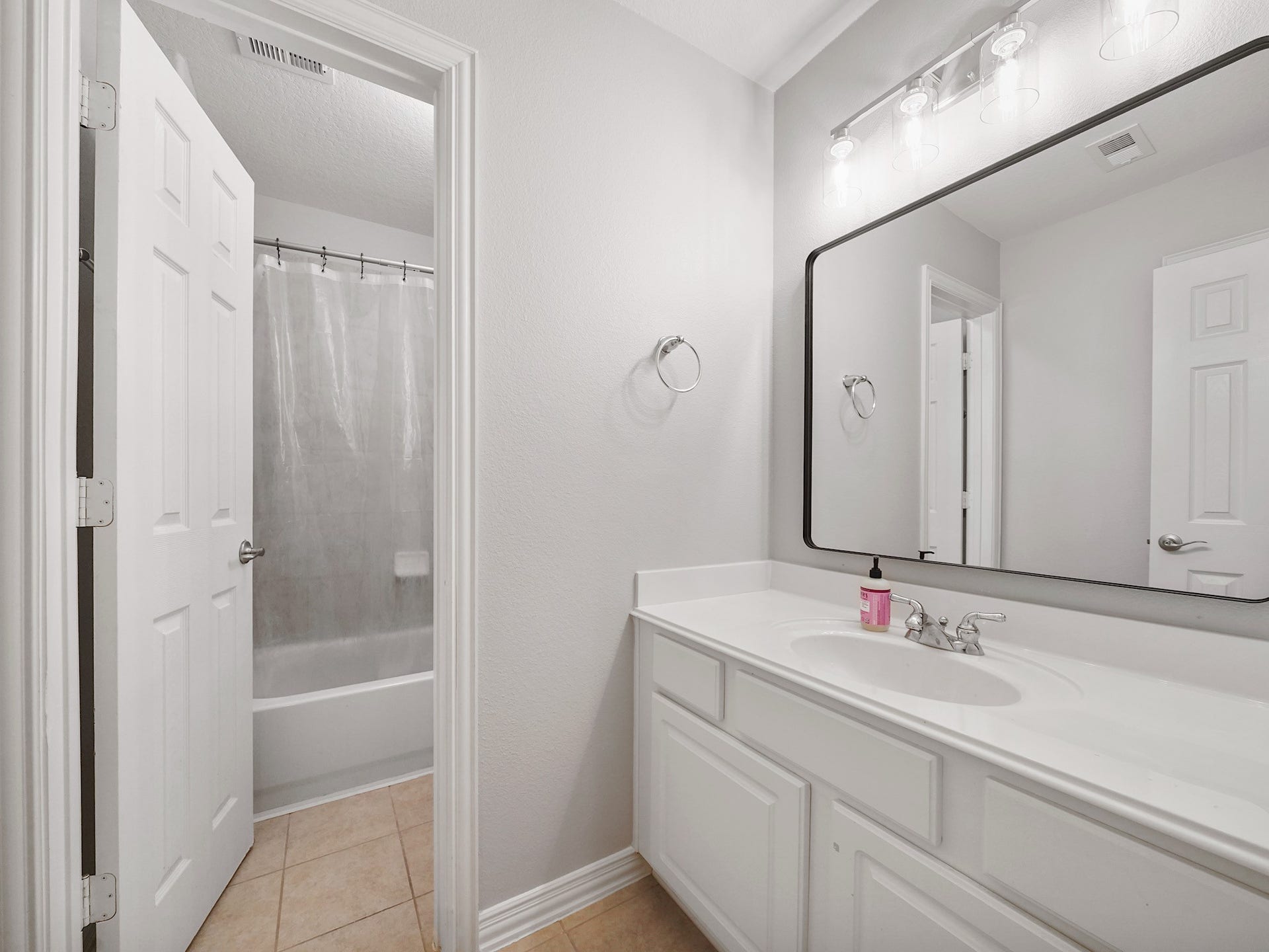 26214 Seminole Hill Lane, Katy, TX 77494 A well-appointed secondary bath offers comfort and convenience for family members and guests alike.