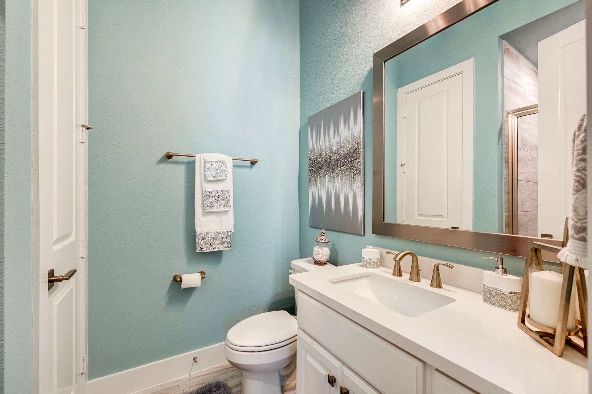 121 Sugar Pine Court, Montgomery, TX 77316 Upgraded floor-to-ceiling tile, hardware and custom mirror framing.