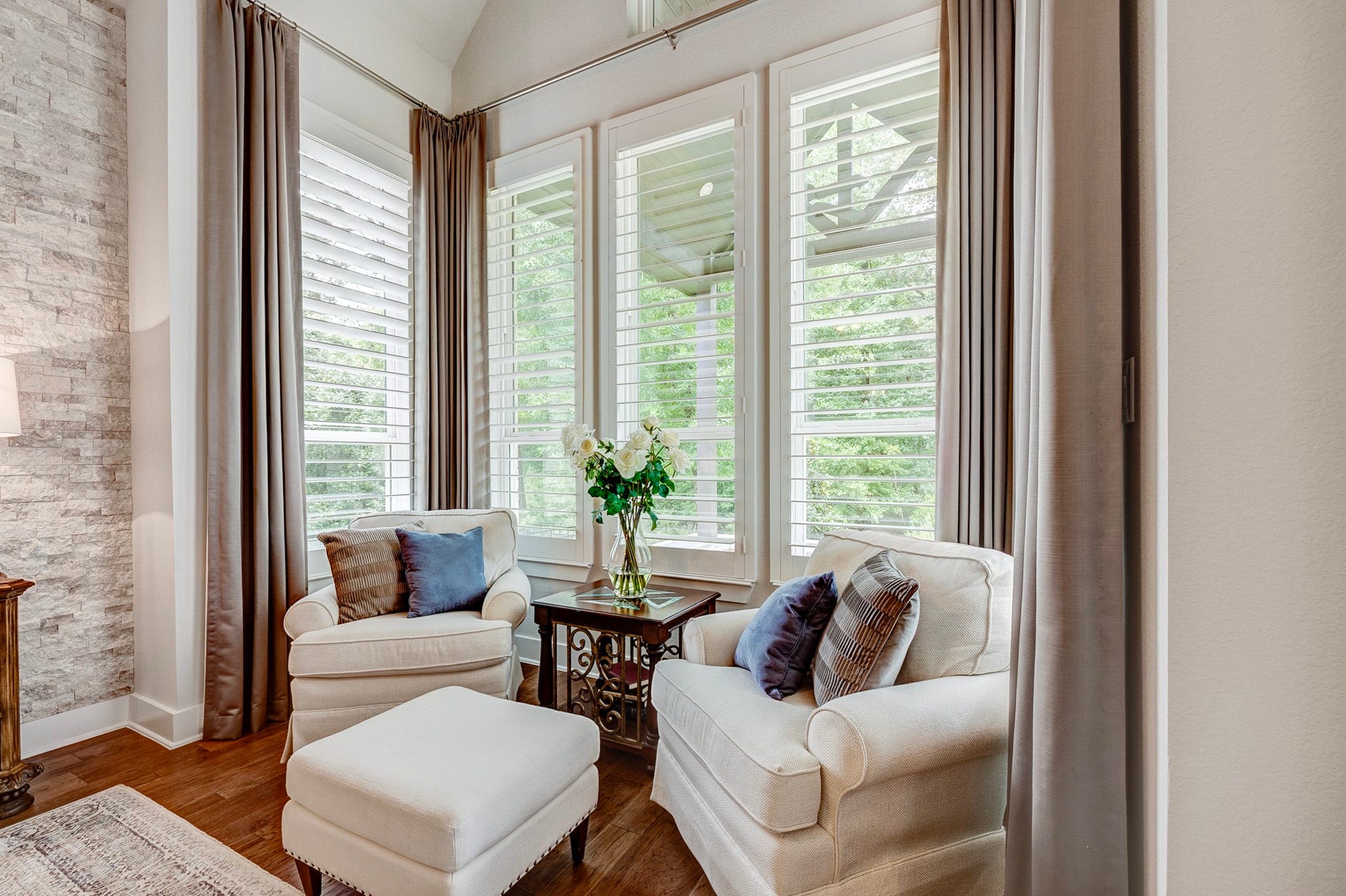 121 Sugar Pine Court, Montgomery, TX 77316 Experience ultimate relaxation in this spacious primary suite, featuring a dedicated private seating nook perfect for unwinding.