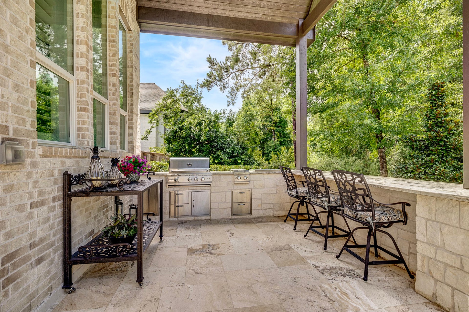 121 Sugar Pine Court, Montgomery, TX 77316 Relax outdoors overlooking no backdoor neighbors at the bar while dinner cooks on the grill