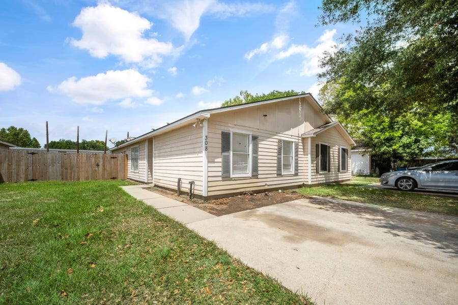 Property photo for 308 Willowick Street, Tomball, TX