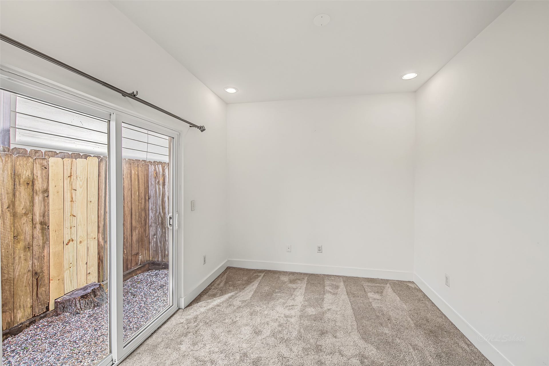1555 Birdsall Street, #A, Houston, TX 77007 This functional ground-floor suite features a seamless outdoor access through glass sliding doors to a private side yard.