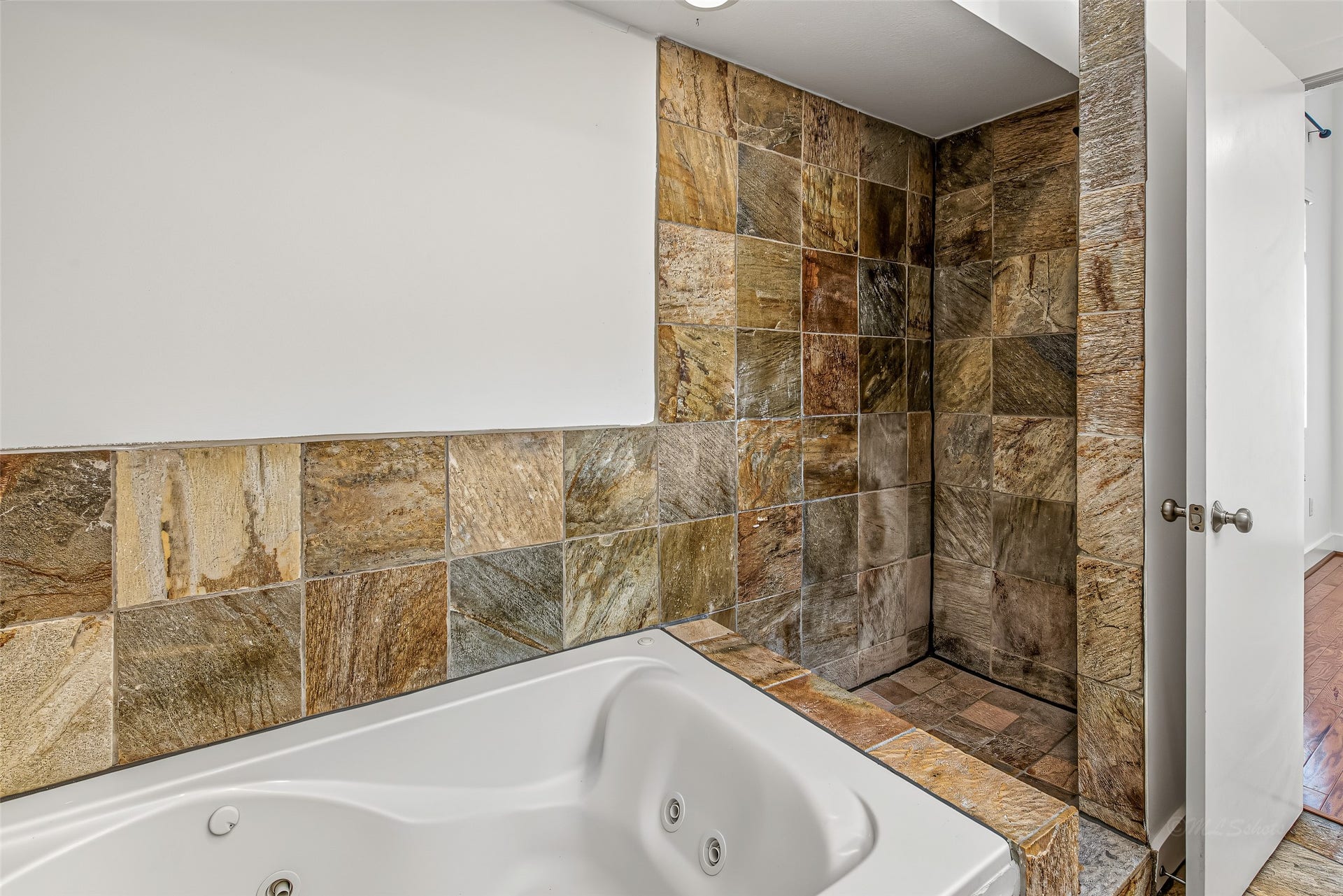 1555 Birdsall Street, #A, Houston, TX 77007 After a long day, soak in the deep jetted tub, or step into the slate-tiled shower to start your morning completely refreshed.