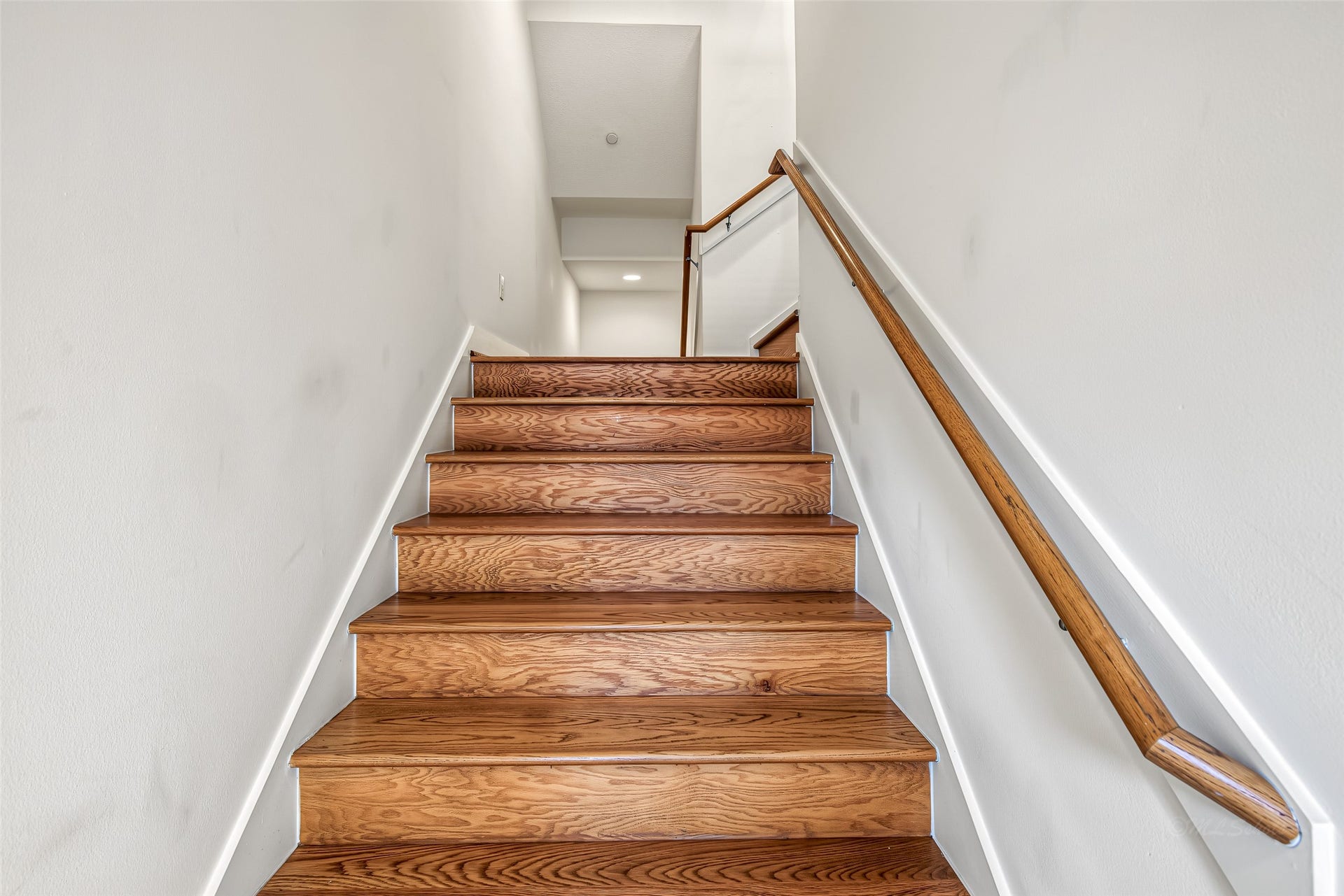 1555 Birdsall Street, #A, Houston, TX 77007 Step inside to a bright and inviting foyer featuring a beautifully crafted hardwood staircase. Rich oak treads and risers set against crisp white walls create an elegant transition to the main living areas.