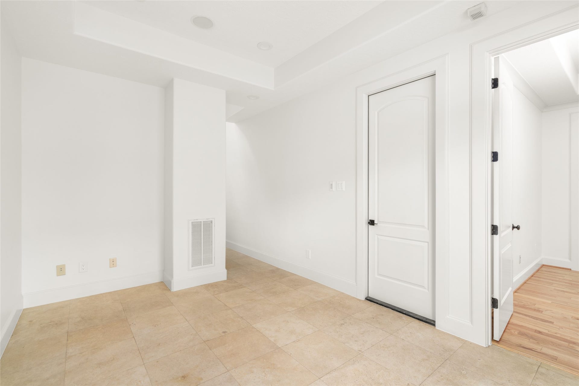 5218 Feagan Street, #D, Houston, TX 77007 This flex space can be used as a living room or an office.